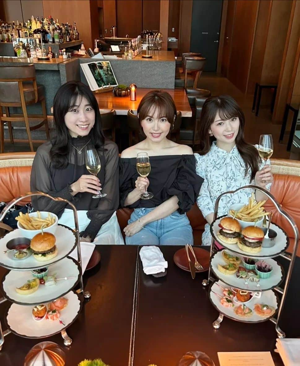 畠山優梨枝のインスタグラム：「シャンパン好きなお二人と♥️ お酒も進んで盛り上がった日でした😆😆🥂　　 楽しくて一瞬でした😂 　 #シャンパン#アフタヌーンティー#アンダーズ東京#虎ノ門#at#アンダーズ東京」