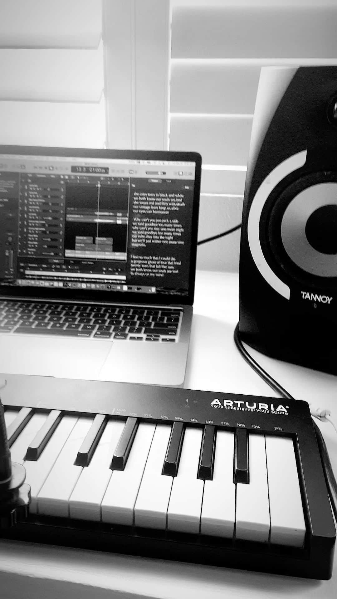 サミュエル・ラーセンのインスタグラム：「ATTN!💥…Here’s a cheeky sneak peak at a new song I wrote (aka my new favorite song) aptly titled ‘Wither’ 🦇 I can’t wait to set her free.」