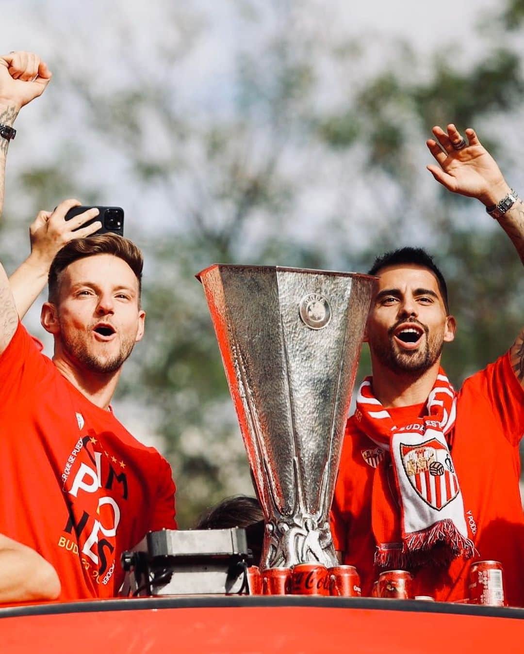 イヴァン・ラキティッチのインスタグラム：「Sevillaaaa, Sevilllaaaaaa, Sevillllllaaaaaaaaaaa 🎵🎤🏆❤️🤍  #sevillafc #wearesevilla  #europaleague #champions  #rakitic #vamosmosevilla」