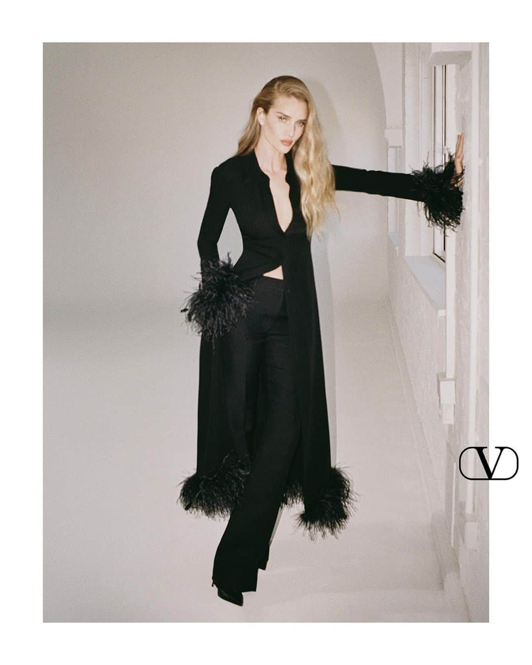 Valentinoさんのインスタグラム写真 - (ValentinoInstagram)「Archive prints, Couture details, and statement studs.   For a new story in @crfashionbook with @rosiehw, bold prints and feather details are styled with the #VALENTINOGARAVANI #Rockstud pumps.   Shop the looks now by visiting the link in bio.   Photographer: @pablo.saez Stylist: @timtobiaszimmermann Editor-in-Chief: @carineroitfeld CEO: @vladimirrestoinroitfeld Hair: @lukehersheson Makeup: @wendyrowe   #ValentinoNewsstand」6月2日 5時23分 - maisonvalentino