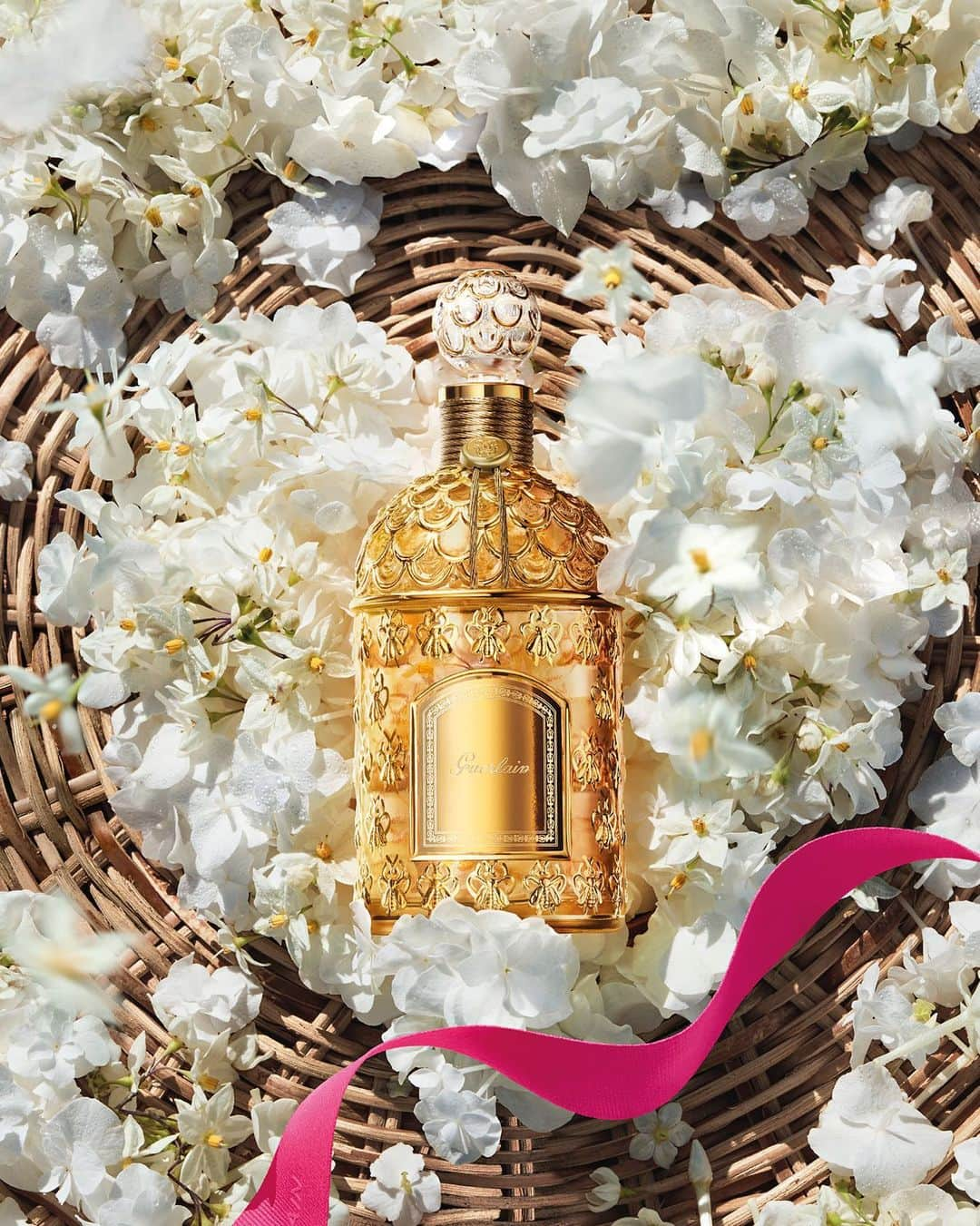 ゲランさんのインスタグラム写真 - (ゲランInstagram)「All that glitters is Guerlain.​ Give the gift of gold this Mother’s Day with the iconic Bee Bottle.​  #Guerlain #MothersDay #BeeBottle #Gift」6月2日 5時30分 - guerlain