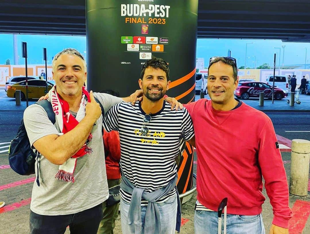 コケさんのインスタグラム写真 - (コケInstagram)「❤️❤️Budapest 2023 ❤️❤️ Vaya 2 pedazo de días que explican perfectamente porqué merece la pena recorrerse media europa casi sin dormir para ver y vivir un partido de fútbol. He tenido la suerte de jugarlas en el campo unas cuantas veces. Pero esta final, viviéndola en la calle con mi hermano y mis @antonioborja @juancala_16 @manuelvizcaino @andrespepe90 @mariaj_perez @enriquedlc8 @bego_ap @saramugo ha sido muy especial. Reencontrándome con amigos , ex compañeros y sobretodo muchos sevillistas que me han vuelto a demostrar un cariño inmenso, además de haberme contado mil maneras diferentes de llegar a Budapest. Con mucha ilusión, con mi camiseta del gran @ivanrakitic, nuestra bufanda del Sevilla en la mano y cantando hasta quedarnos afónicos. Y si, brindando con buena 🍺 por que sabíamos que íbamos a vivir otro día para la historia.  Experiencia para recordar, con un gran ambiente de fútbol sano y deportivo.  Y lo más importante, la enhorabuena máxima a un equipo que ha demostrado que si crees, se puede revertir cualquier situación. Nos habéis hecho disfrutar. Enhorabuena a todos los sevillistas .  Un placer volver a sentiros de cerca. 👏👏👏」6月2日 5時34分 - coke23andujar