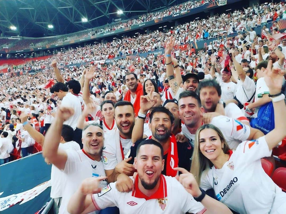 コケのインスタグラム：「❤️❤️Budapest 2023 ❤️❤️ Vaya 2 pedazo de días que explican perfectamente porqué merece la pena recorrerse media europa casi sin dormir para ver y vivir un partido de fútbol. He tenido la suerte de jugarlas en el campo unas cuantas veces. Pero esta final, viviéndola en la calle con mi hermano y mis @antonioborja @juancala_16 @manuelvizcaino @andrespepe90 @mariaj_perez @enriquedlc8 @bego_ap @saramugo ha sido muy especial. Reencontrándome con amigos , ex compañeros y sobretodo muchos sevillistas que me han vuelto a demostrar un cariño inmenso, además de haberme contado mil maneras diferentes de llegar a Budapest. Con mucha ilusión, con mi camiseta del gran @ivanrakitic, nuestra bufanda del Sevilla en la mano y cantando hasta quedarnos afónicos. Y si, brindando con buena 🍺 por que sabíamos que íbamos a vivir otro día para la historia.  Experiencia para recordar, con un gran ambiente de fútbol sano y deportivo.  Y lo más importante, la enhorabuena máxima a un equipo que ha demostrado que si crees, se puede revertir cualquier situación. Nos habéis hecho disfrutar. Enhorabuena a todos los sevillistas .  Un placer volver a sentiros de cerca. 👏👏👏」