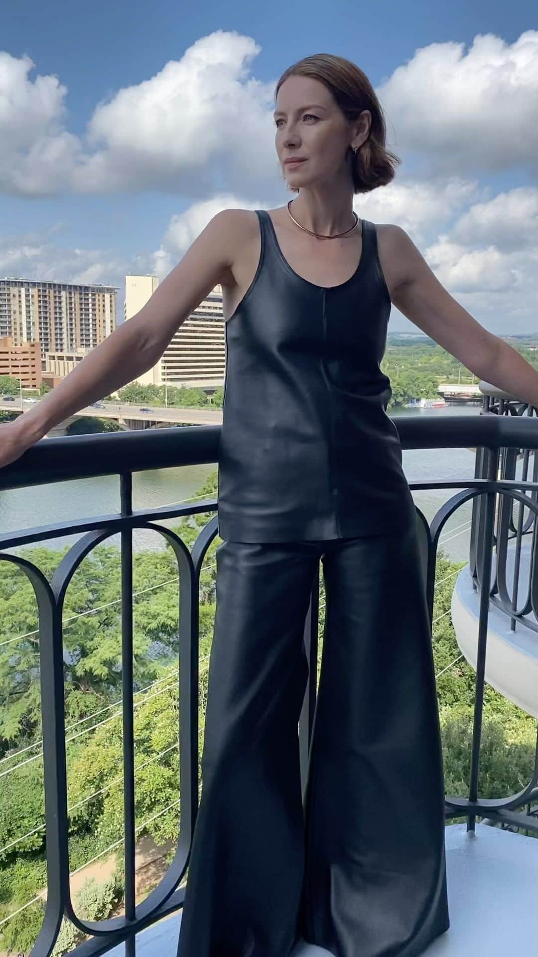 カトリナ･バルフのインスタグラム：「Thank you Austin!!!! Spending world Outlander Day (yes it is a thing!!) in one of my fav cities. Such a treat to chat to @reshmago with @carrotthefrenchie about all things season 7..!!  Glam : hair/Mup @marywilesmakeup  Styling : @karlawelchstylist wearing @chloe outfit and jewellery @Tods shoes 🤍」