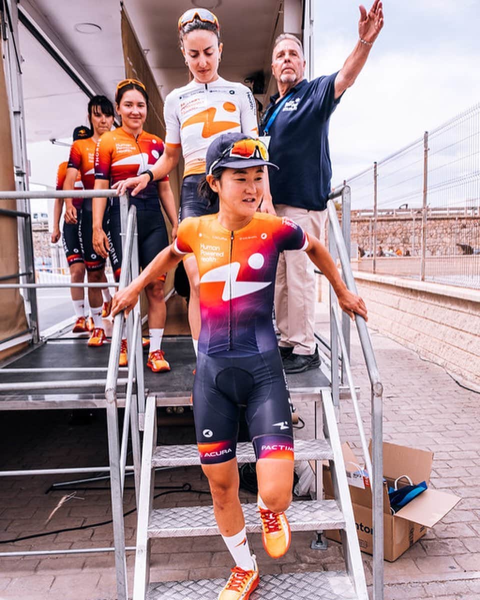 與那嶺恵理のインスタグラム：「Short stage2, Start with smile 😃 2 of us were caught car accident in the neutral, got some injuries 😣 but the race was going on… this is bike race… Loooong climb to the finish 🏁 Happy to help&support teammie. Barbara got 5th on the stage 🖐🏻  . . We all finished the stage 2.  2 down, 3 to go. Hope no more bad luck to us 🍀Keep believing and Fight together 🧡  Tomorrow is new day  . . 📸: @oskarsbrook  #今日のエリさん　#HumanPoweredHealth」
