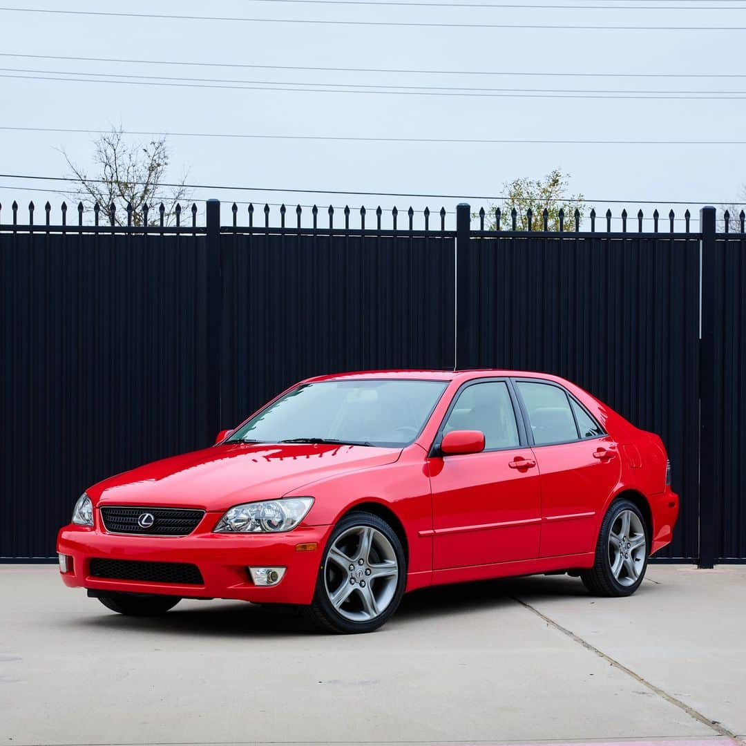 Lexus USAさんのインスタグラム写真 - (Lexus USAInstagram)「Oh to pull up to the mall in 2002 while bumping your favorite CD in the #LexusIS 300. What disc is in your changer? #tbt」6月2日 5時40分 - lexususa