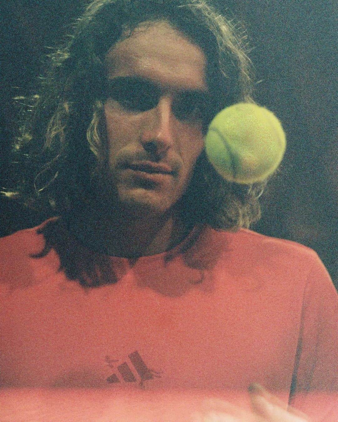 ステファノス・シチパスのインスタグラム：「18:56 Life is too court.  #taxecarbone #35mm #courtlife」
