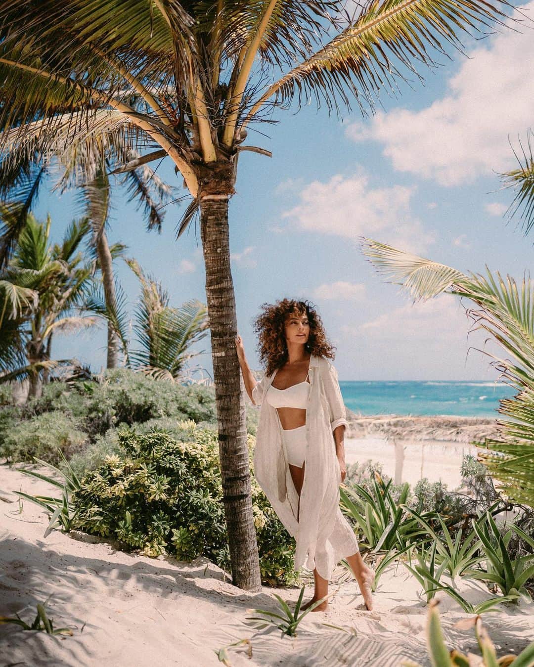 ジュリアナ・パエスのインスタグラム：「Quando vão inventar o teletransporte? #tbt pra contrastar com esse chuva que cai no Rio agora… #tulum」
