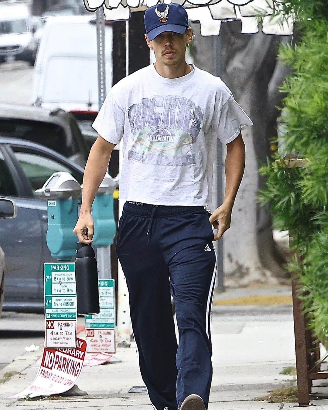 Just Jaredさんのインスタグラム写真 - (Just JaredInstagram)「Austin Butler kept it casual in a Colorado Rockies shirt while heading to a workout in Los Angeles earlier this morning. We've got even more pics at JustJared.com! #AustinButler Photos: Backgrid」6月2日 6時02分 - justjared