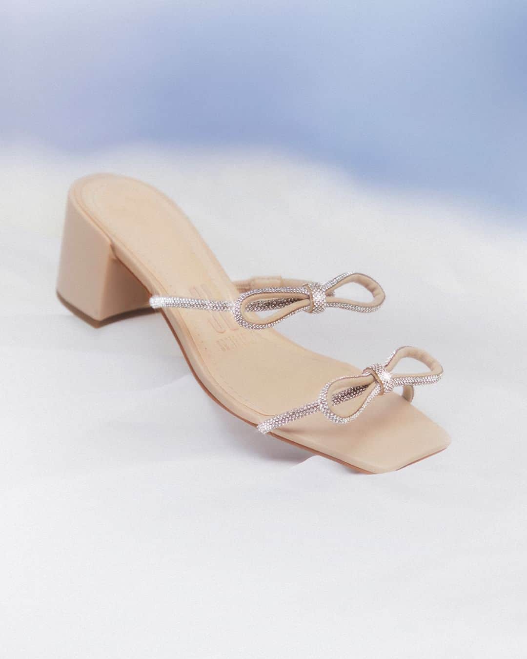 Santa Lollaのインスタグラム：「GIFT GUIDE SL | Salto bloco, tiras finas e mini laços revestidos de cristais fazem desse novo mule Shiny Lolla o queridinho de produções girly. Perfeito para (se) presentear nesse Dia dos Namorados! [ 045E.3FDF.018A.003D | R$249,90 ] #santalolla #santalollainv23 #diadosnamoradosSL #giftguideSL #shinylolla」