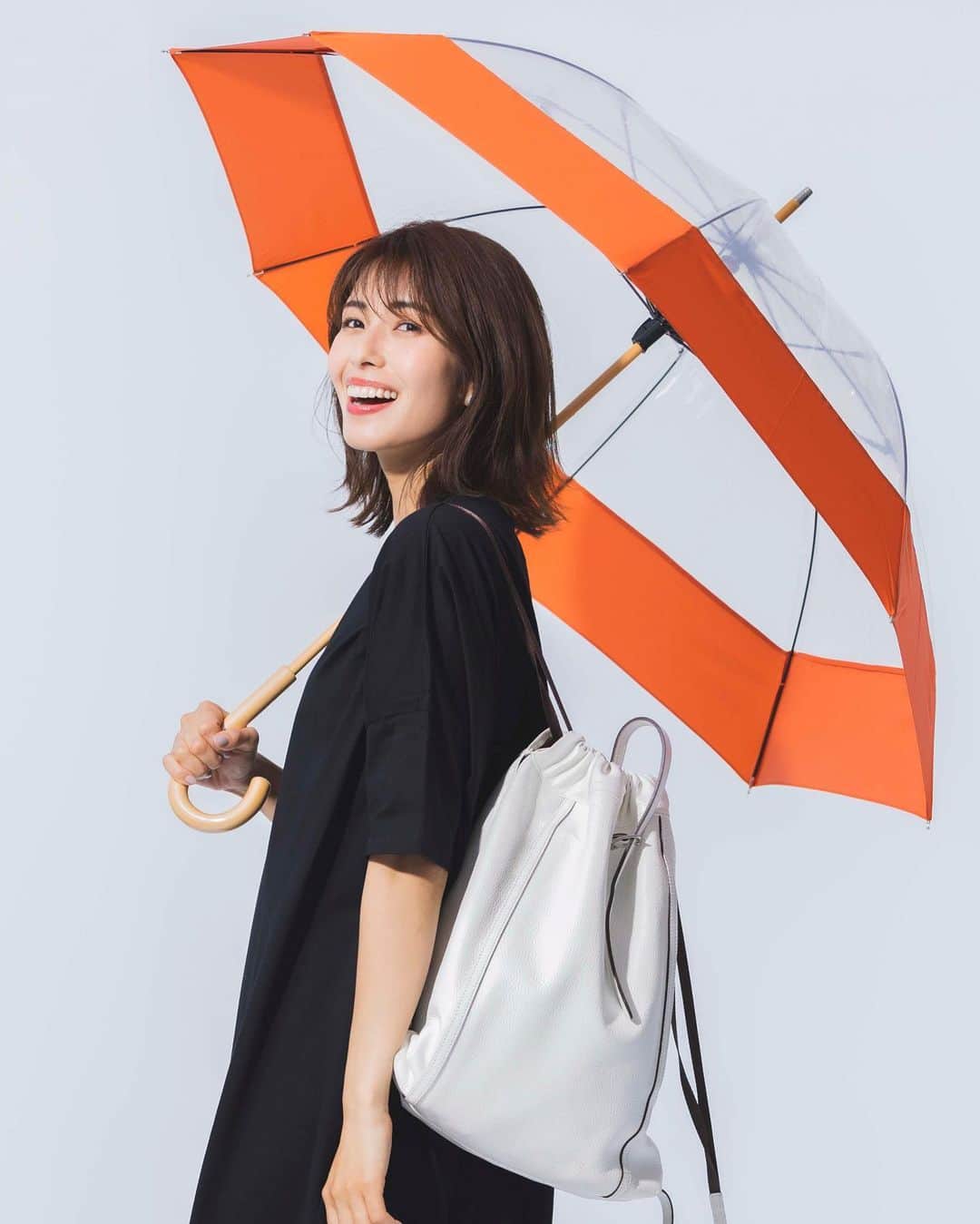 山崎愛香のインスタグラム：「. 雨の日こそ晴れやかに☀️ #雨の日コーデ #傘 #雨傘 #ビタミンカラー #レインブーツ」