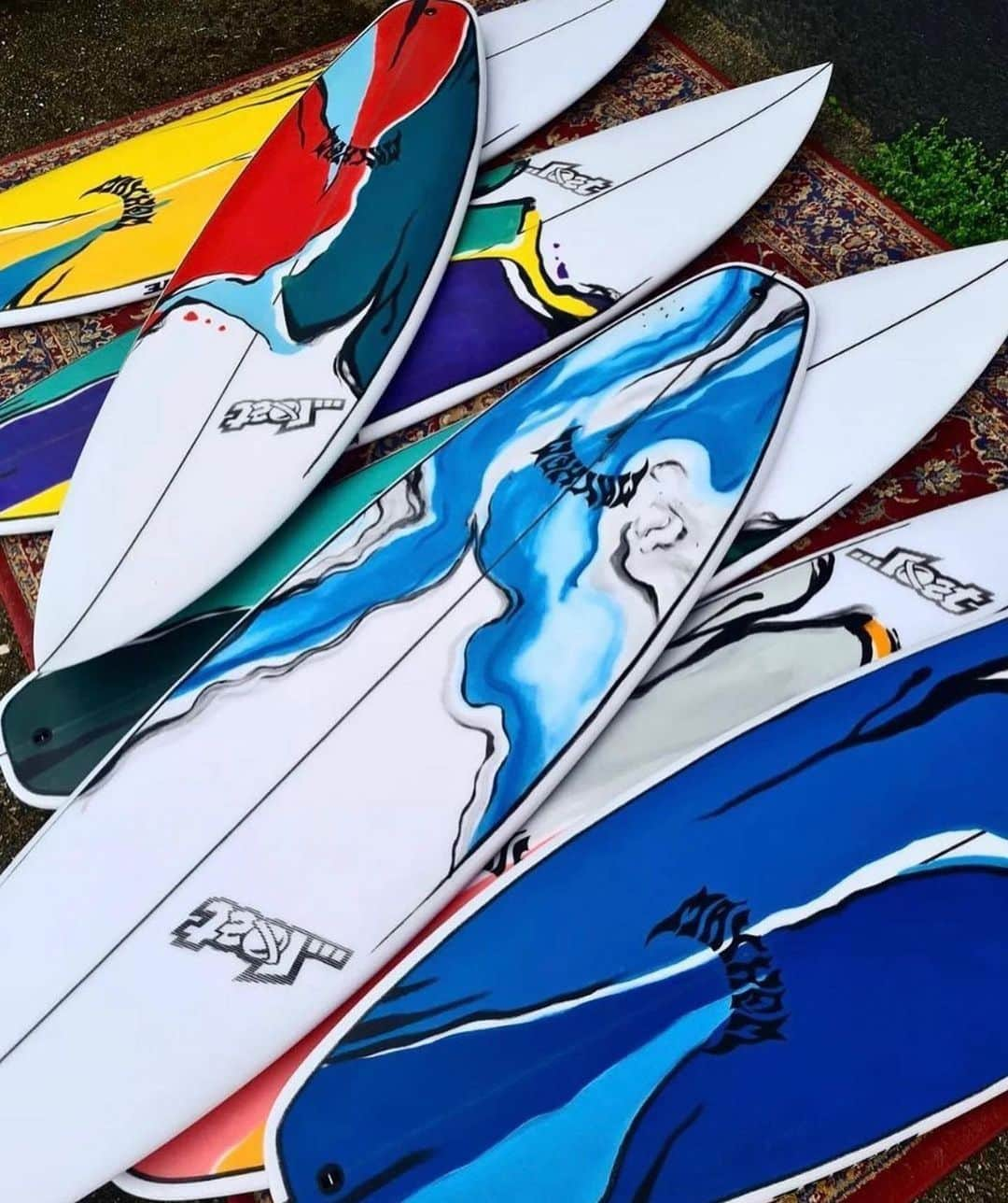 ロストさんのインスタグラム写真 - (ロストInstagram)「New boards landed at @lost_hossegor ✨  With some killer art by @rubensartist   @lostsurfboards_europe @lostsurfboards  #lostsurfboards」6月2日 6時28分 - lost9193