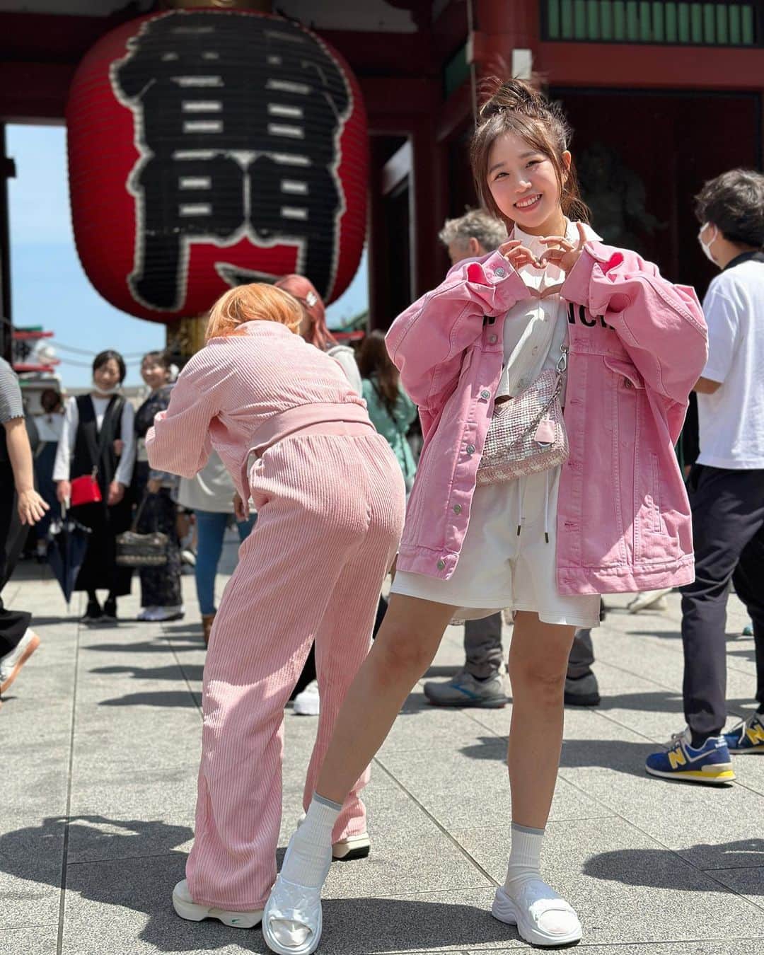 鄭茵聲のインスタグラム：「不瞞您說 我第一次來淺草雷門 但為什麼別人的雷門照都那麼乾淨 我卻跟屁股那麼近 @tgopstone 也很會拍照  把我拍的很像喪屍 我很滿意 #我好美」