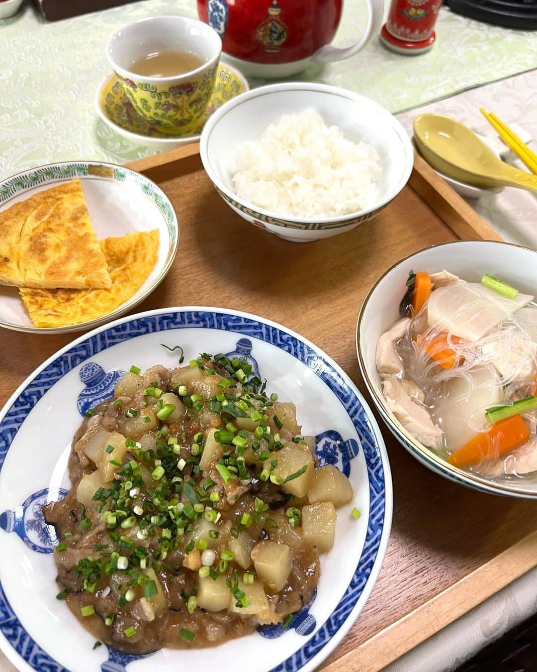 のインスタグラム：「昨日は久しぶりの中華料理教室へ！  コロナのせいであいてしまい、久しぶりに再開できて本当に 嬉しかったです\(//∇//)\  岡田めぐみ先生のお料理って、ご飯によく合うから家でも大活躍なの！  先生の出版されてる「ごはんはいつも家族の真ん中に」という本を参考にしながら、実際に作ってます。  ちなみに、旦那様はNHKのちゅらさんや、おひさまなどの連ドラでも有名な作家　岡田恵和さん！ 今も「日曜の夜ぐらいは」というドラマを手がけてらっしゃいます！ 私もみてるよ〜(≧∀≦)  ちょうど週末ですし、日曜日は中華でも作って、夜はテレビ見ながらダラダラしようかな〜╰(*´︶`*)╯♡  また次回も楽しみにしてます！  #習い事#料理教室#ごはんはいつも家族の真ん中に #中華#趣味」