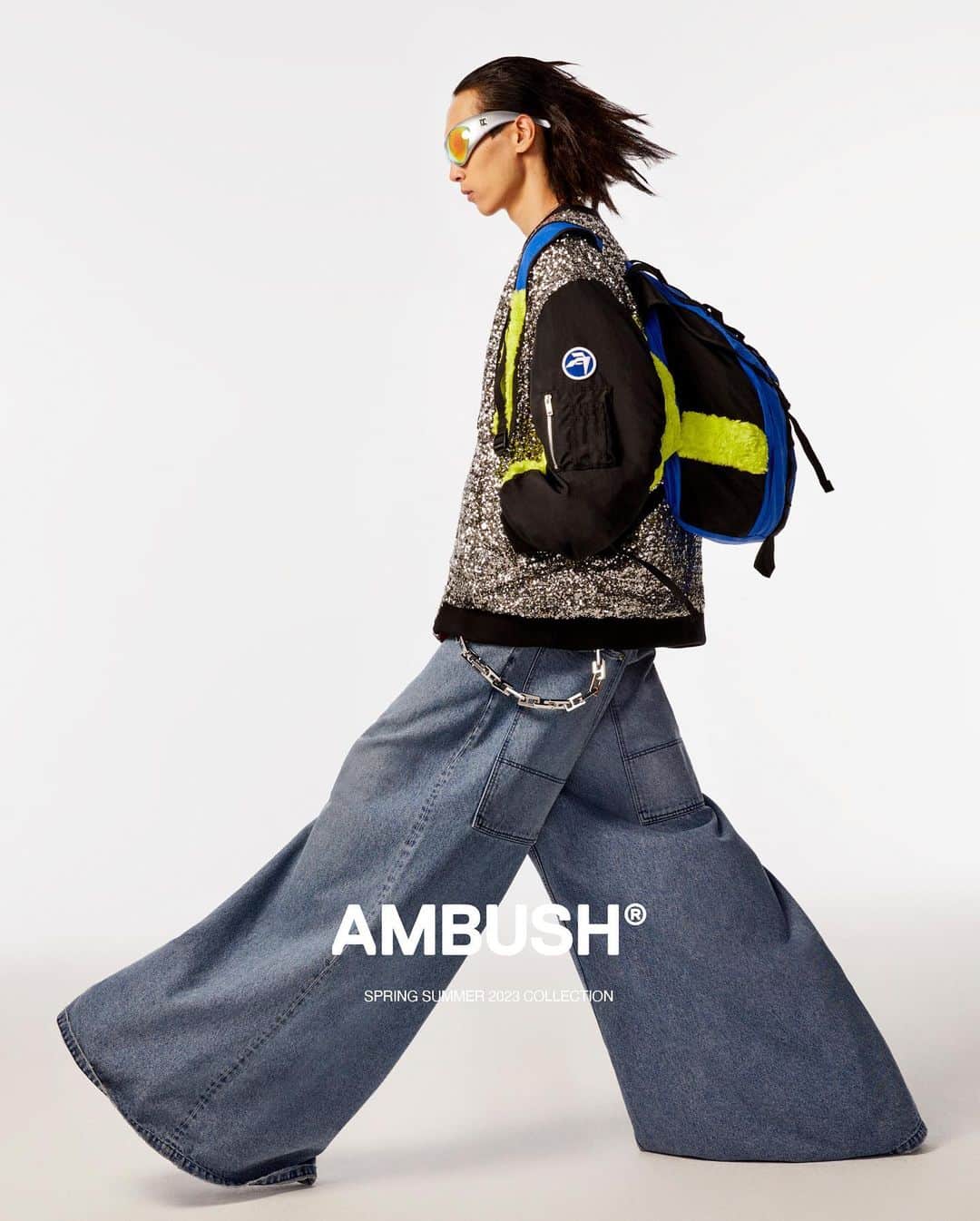 AMBUSHさんのインスタグラム写真 - (AMBUSHInstagram)「Color-blocked reversable jackets with a built-in backpack so you can be hands free while dancing   #AMBUSH SS23 RUNWAY COLLECTION LOOK 29  ALIEN SUNGLASSES MULTI BACKPACK COLLAGE BOMBER MENS FITTED T-SHIRT DENIM RAVE PANTS 'A' WALLET CHAIN GRAPHIC USB CHARM NECKLACE KNEE HIGH RAVE BOOT」6月2日 6時36分 - ambush_official