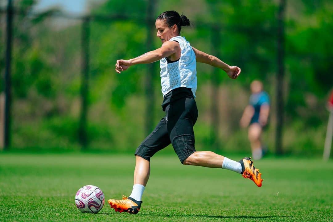 アリ・クリーガーのインスタグラム：「☀️⚽️❤️」
