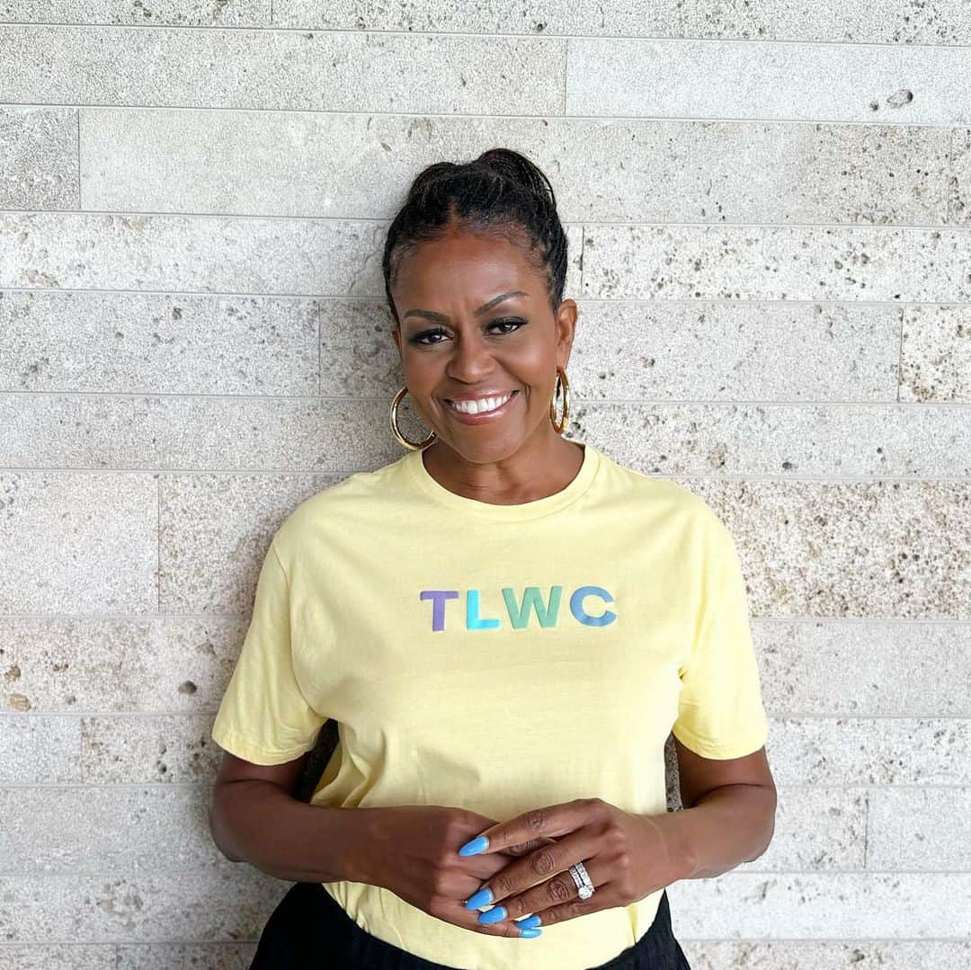 ミシェル・オバマのインスタグラム：「If you haven’t already, I hope you’ll check out The Light We Carry merch at the link in my bio or at MichelleObamaBooks.store.   Grab a new hoodie (like the one my team is wearing!), shirt, hat, keychain for yourself or someone special in your life. There are plenty of fun shirts to stock up on for the warm, sunny days ahead—along with hoodies for those cool summer nights with friends and loved ones.   Can’t wait to see what you get! Let me know how you style it using #TheLightWeCarry on social media! ✨」