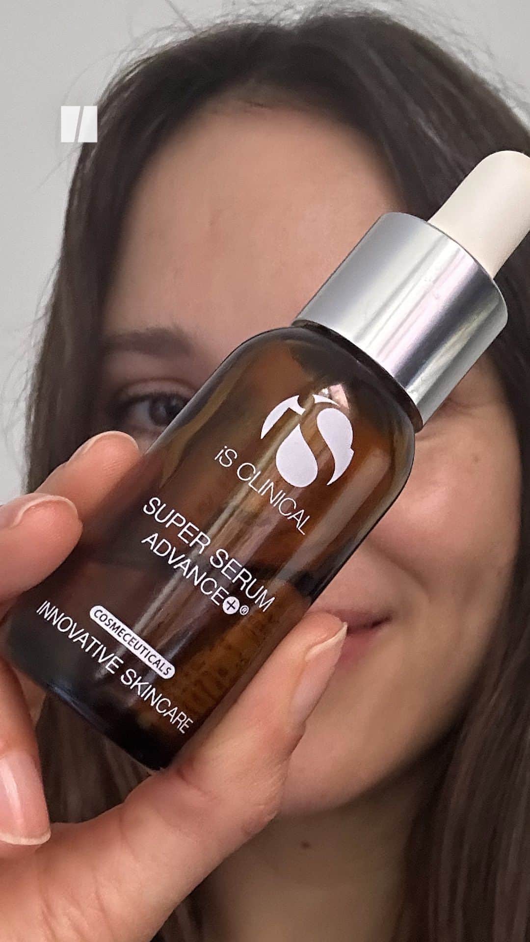 Huffington Postのインスタグラム：「HuffPost Shopping Writer Lourdes Avila Uribe recently added iS Clinical’s potent vitamin C serum to her skin care lineup — and it completely turned back time on her skin. The Super Serum is known for its ability to protect against the visual effects of aging, while also nourishing the skin with its calming properties.  “I have a fair amount of sun damage on my cheeks and with regular use of the serum I’ve definitely found that it is starting to blur,” Uribe writes. “Most noticeable, though, is the effect it’s had on my old acne scarring…Even longstanding old marks are significantly faded now, while newer ones have been almost completely erased. Years of using retinol and other active ingredients haven’t worked quite this quickly.”  Head to our link in bio for more on why this powerful serum is worth every single penny.」