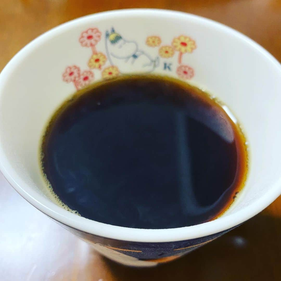 カバのインスタグラム：「コーヒーチャレンジ☕️  おはようございます！ 本日もコーヒーから！ (79日目)  今日も祇園花月で佐藤太一郎・小西武蔵リーダー新喜劇です！ 大雨予報ですが劇場はあります！ 今のところはですが！ お京阪も今のところ通常運転っぽいので、早めに出て劇場入りしたいと思います！  嫁のパン屋さん、食パン工房むぎも通常通り営業です！ただ数量が少なめとなってますので、ご予約おすすめしてます！是非お店までお問合せ下さい！金曜なので阪神百貨店パンテラスでの販売もあります！こちらも是非！  お出かけの際はどうかお気をつけて！  では皆さん、今日も良い一日を！  #吉本新喜劇 #カバ #コーヒーチャレンジ #苦手なコーヒーをお茶の感覚で飲めるようになるまでの道のり #コーヒー #カフェ #カフェ巡り #喫茶店巡り #coffee #coffeechallenge #Cafe #MOUNT HAGEN #ARABICA CAFE #instant #カバッチグー #どーゆーそれー」