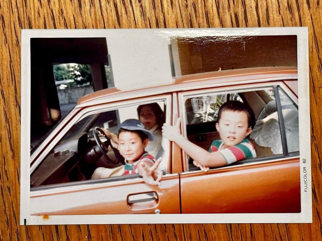 栗田善太郎のインスタグラム：「今日は弟、くりしん の誕生日！  君と出会い50年  両親を見送る迄は もう少し長生きしてな」