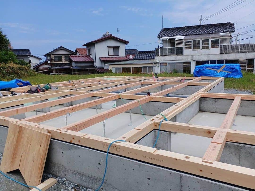 ヒヨシケンセツのインスタグラム：「おはようございます‼︎ 気がつけば… 6月ですね‼︎ 明日は市内の小学校は運動会〜‼︎ 陽吉建設は上棟‼︎ 晴れますよーーーに☀︎ ＊ ＊ #hiyoshiスタイル15棟目 #ジブンハウスhiyoshiエディション ＊ 今週の天気のいい日に土台敷き‼︎ 無事に完了して 上棟の準備も整ってます‼︎ あとは明日の天気次第… ＊ ＊ ＊ #島根 #益田 #益田市 #工務店 #陽吉建設 #ヒヨシケンセツ #注文住宅 #FPの家 #高気密高断熱 #ジブンハウス #ジブンハウスhiyoshi #新築 #マイホーム #家づくり #家はスマホで買う時代 #デザイン #オシャレ #間取り#暮らしを楽しむ #収納 #断熱材 #現場 #完成見学会 #アクセントクロス #丁寧な暮らし #快適な暮らし #シンプルホーム」