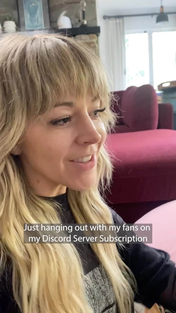 リンジー・スターリングのインスタグラム：「#discordpartner Join my Discord at the 🔗 in my bio!」