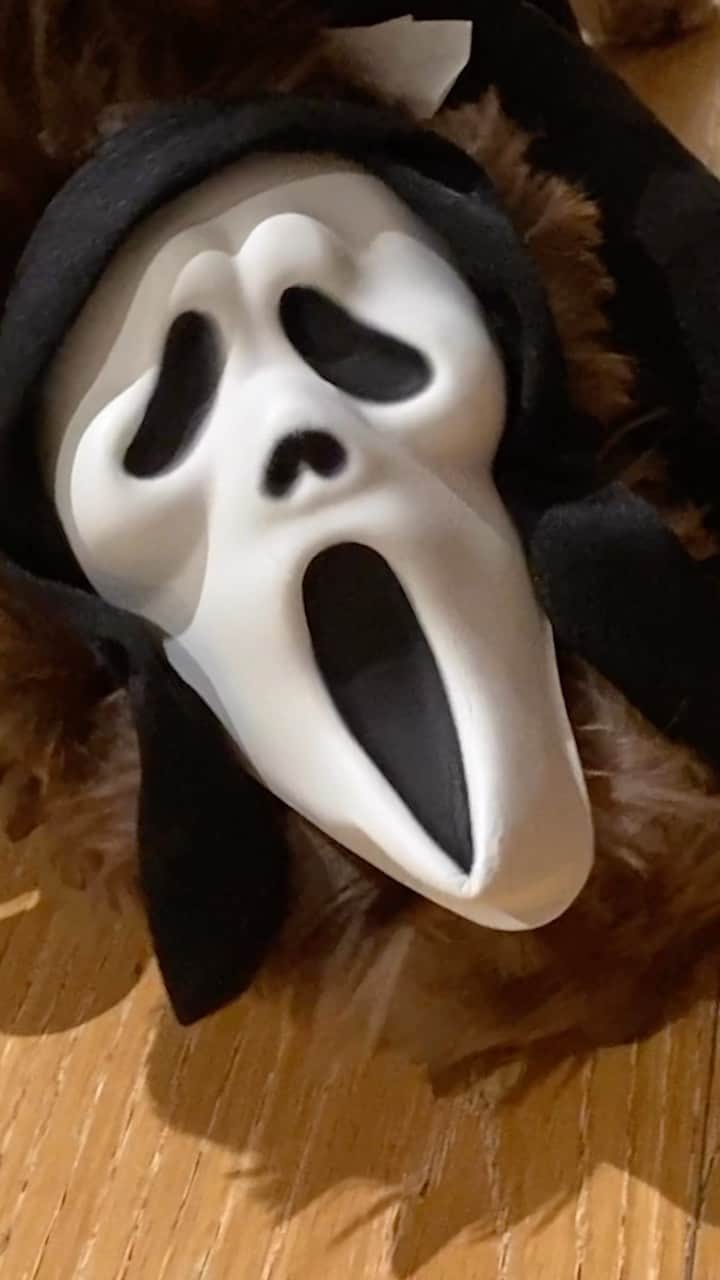 マイク・シノダのインスタグラム：「Here comes trouble.... #ScreamVI」