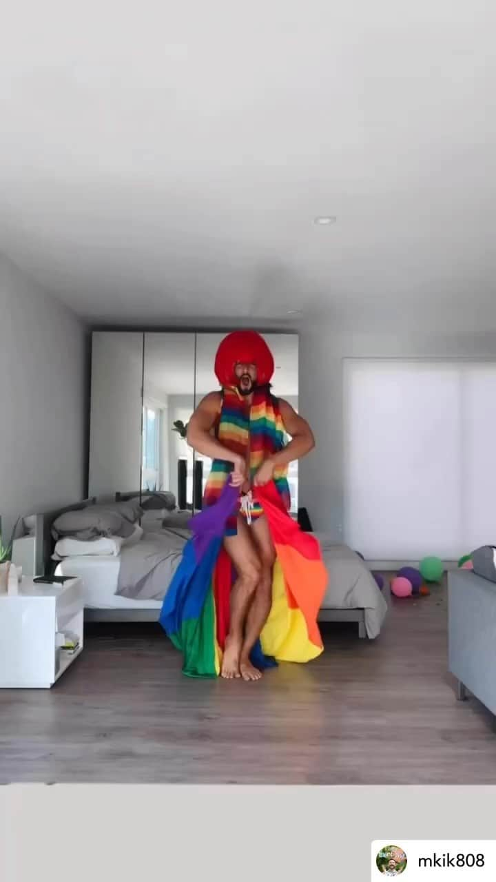 ジョディ・スウィーティンのインスタグラム：「IT’S PRIDE Y’ALL!!!  I’ve posted this vid before, but my friend @mkik808  Absolutely SMASHES this celebration! I can think of no more perfect way to start the 🎉   May you be free, May you be love of EVERY kind, and may you remember that you are a fucking gorgeous, unique and DIVINE badass who can do ANYTHING!   Yep… you. I’m definitely talking to YOU. 🏳️‍🌈 or not… you’re fucking amazing… but for this month, let’s rejoice in our 🏳️‍🌈🏳️‍⚧️ community   And most IMPORTANT: #pridewasariot🏳️‍🌈  #pridewasstartedbytranswomenofcolor  #queerhistorymatters   Love you all. And I turned comments off, cause I’m not about to let any trolls dim my MF shine ❤️❤️」