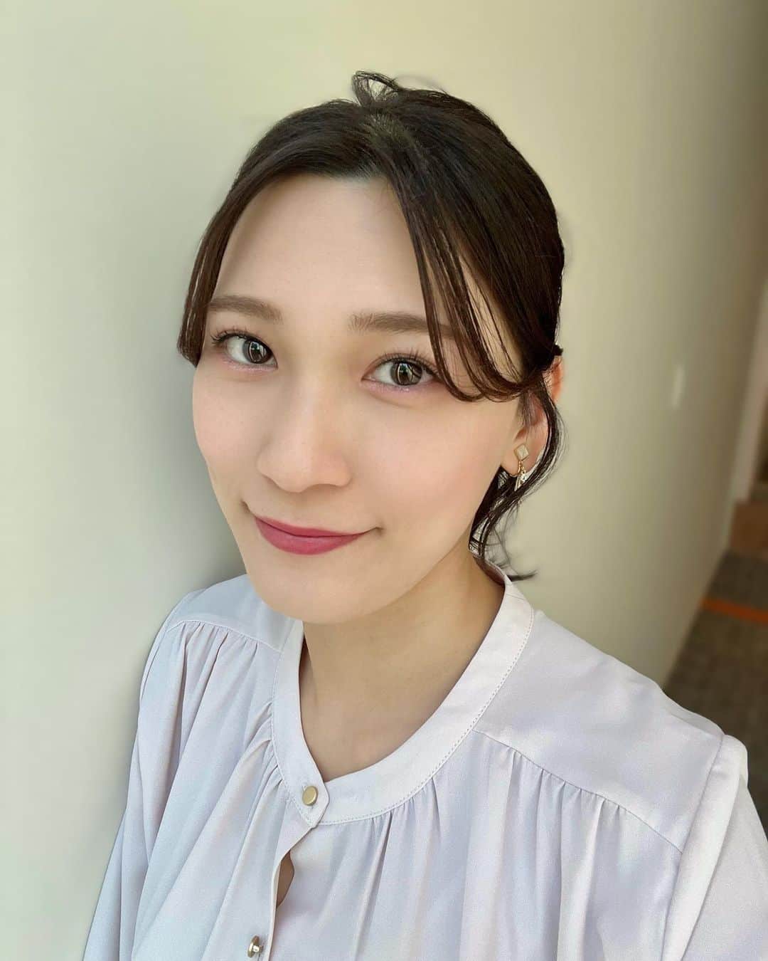 のインスタグラム：「.   おはようございます🌞 久しぶりに朝ニュースの担当です✊🏻     今日の天気は下り坂☔️⚠️  夜は広く傘の出番となりそうですが、 今日も一日頑張りましょう(๑و•̀ω•́)و✨                           #hbc #北海道放送 #hbcテレビ #今日ドキッ #札幌 #アナウンサー #大竹彩加 #ミディアム #セミロング #かきあげ前髪 #長め前髪 #シースルーバング #巻き髪 #ポニーテール #ヘアアレンジ #ヨシンモリ #ワンホンヘア #骨格ウェーブ #ブラウスコーデ #キレイめコーデ #アナウンサー衣装 #衣装 #ブルベ夏 #ブライトサマー #イエベ春 #ブライトスプリング #顔タイプフレッシュ #おはようございます #日常に彩りを加える日記」