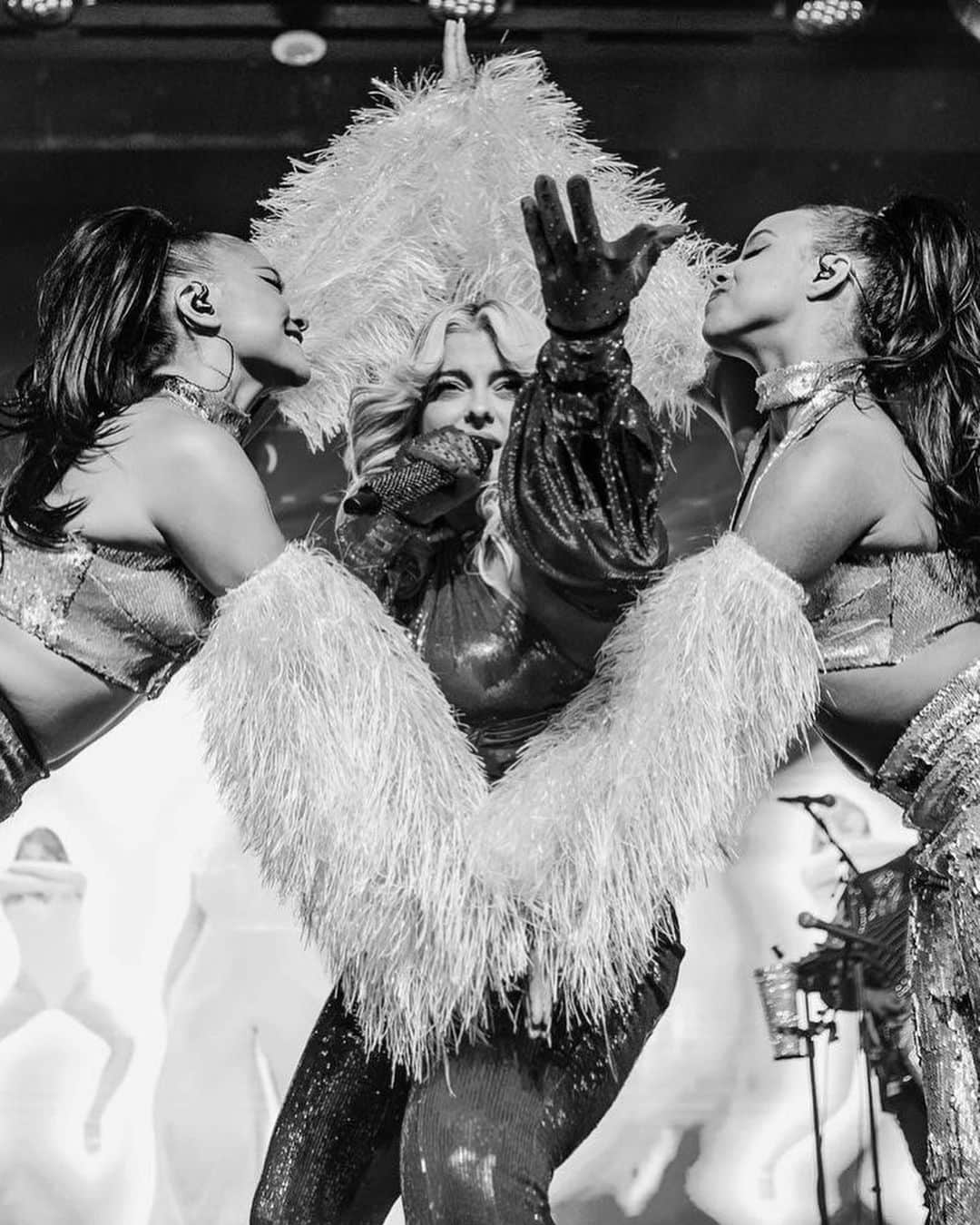 Bebe Rexhaのインスタグラム：「phoenix y’all were incredible!!! see you tonight anaheim 💕🪩    #BestFnNightOfMyLifeTour  -  Creative direction: @thomkerr Production/lighting design: @howlaround_ Choreo: @matthewgode TM: @liamclifford_ PM/MON: @russellaudio Styling: @marta.del.Rio Hair: @robertvrandco Mua: @kole_mua FOH: @jf_tcb LD: @willsmithlighting Dancers: @_alexandrawatkins @kkyjones Guitar: @iamrodcastro Bass/Keys: @brenttwood Drums: @brookalexander24」