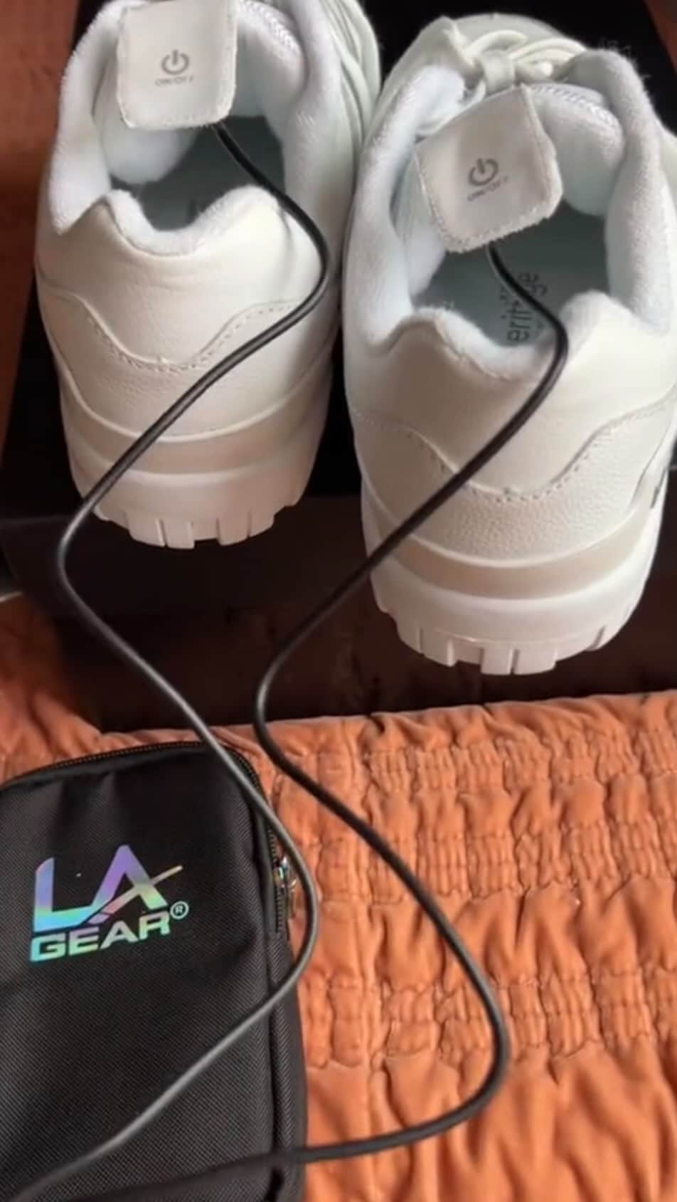 のインスタグラム：「Unbox and ⚡️ the LED USB rechargeable tongue Boardwalks inspired by your favorite #90s classics. Discover your #LAGearStyle #LAGear #lightup #lightupshoes #ledlights #sneakers #sneakerhead #kicks #recharge @summercooke」