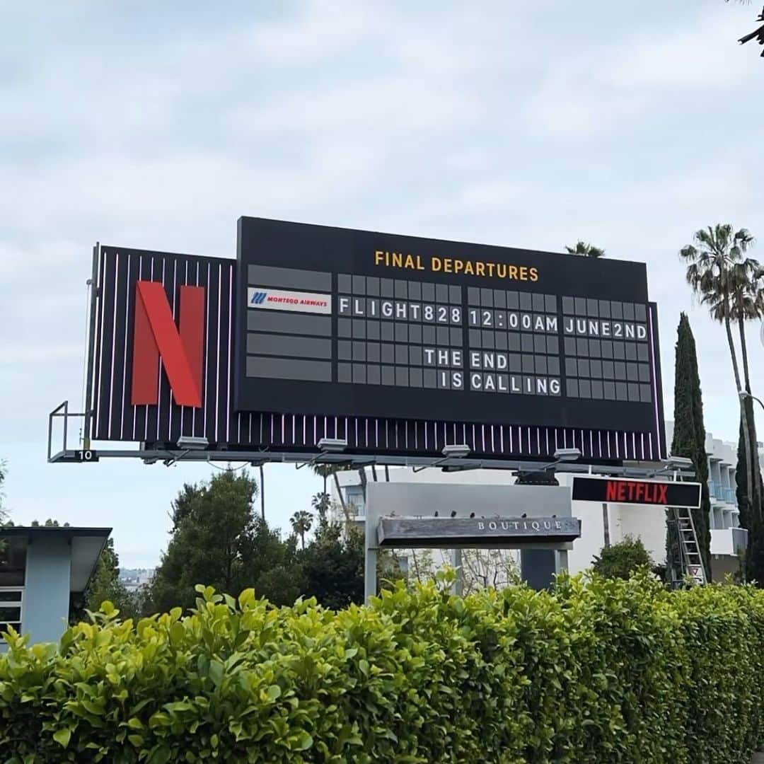 ルナ・ブライズ・ボイドのインスタグラム：「hello sunset blvd !! wtf !! set alarms ⏰ 💐 OUT @ MIDNIGHT ON NETFLIX 👋 MANIFEST」