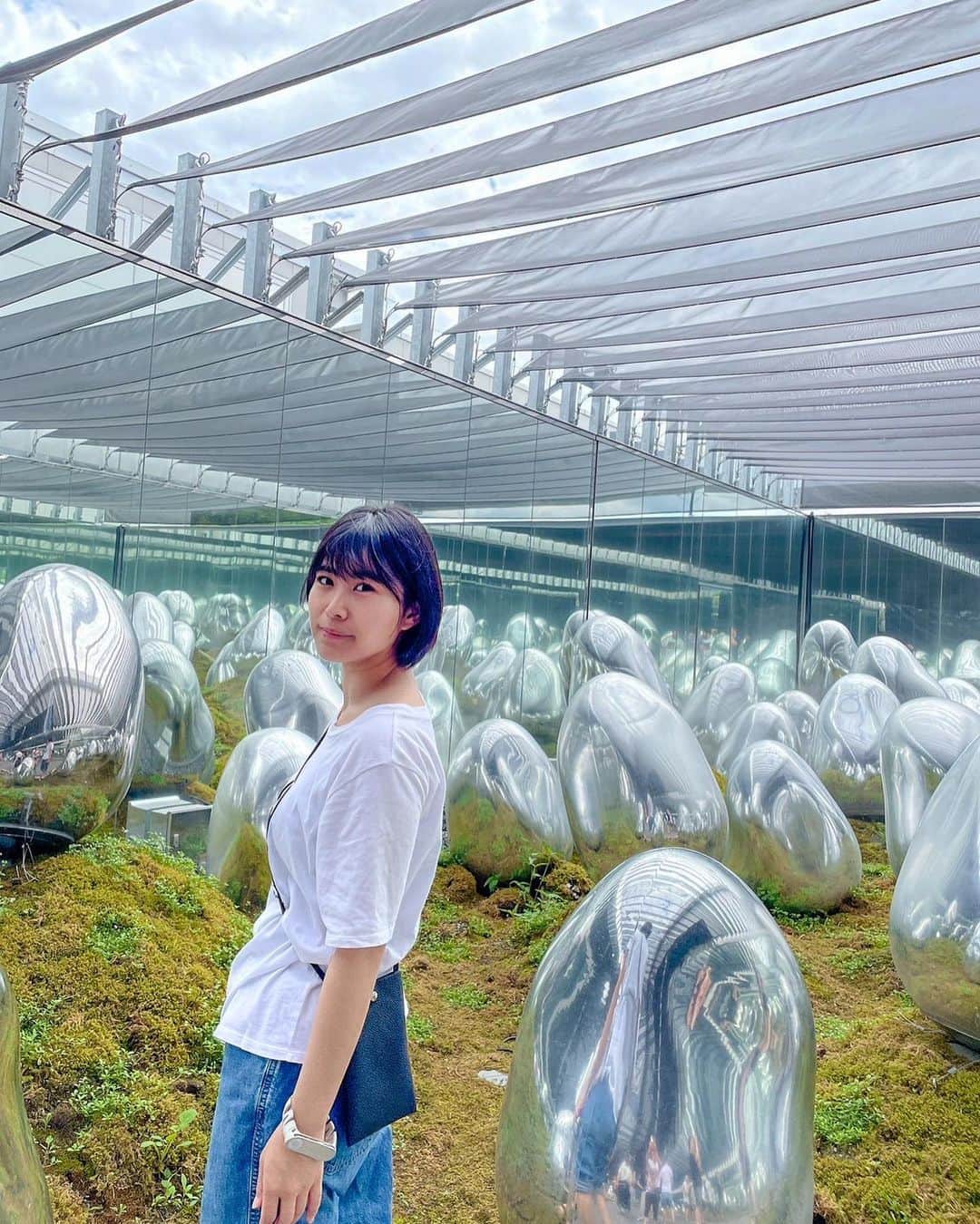 西村禮さんのインスタグラム写真 - (西村禮Instagram)「東京・豊洲の「チームラボプラネッツ」にて、「身体ごと没入する」アート体験をしてきました！  ＜チームラボプラネッツとは？＞ 超巨大な4つの作品空間と2つの庭園からなる「水に入るミュージアムと花と一体化する庭園 」。 はだしとなって、身体ごと没入し、他者と共に世界と一体となる。  お友達と2回目の入場。 前回はコロナ禍だったので人が少なかったのですが、今回は外国人の方も多くすごく活気がありました！  チームラボの人気すごい🥺  やっぱり異空間に迷い込んだような、不思議な体験が魅力的。  水に浸かったり、お花の世界に迷い込んだり…だからラフな格好で参加(笑)  全力で楽しむ気マンマンでした🤣  お友達、家族、パートナー、誰と行っても楽しめます(車椅子でも入場できます)  この夏、絶対に体験してほしい✨  PR @teamlab.planets #チームラボ #デートスポット #東京観光 #東京旅行 #teamlab #teamlabplanets #チームラボプラネッツ #豊洲」6月2日 7時18分 - nishimura_rei