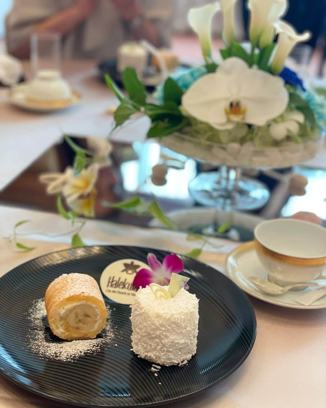 前田朝香のインスタグラム：「halekulani🌹🌷  ロコモコとかバナナロールパンケーキ、アビポケ、ハワイっぽいカレーとか🥞🍛🍔  ハレクラニのメニューが大阪で食べれます☺️🍽  限定のメニューも🗒  ちょっとランチにも良いですね✨✨  帝国ホテルのハレクラニフェア🌺 @imperialhotel_jp_official  6月末まで♡  ブラウスは @tarajarmon_jp 💋  #halekulani」