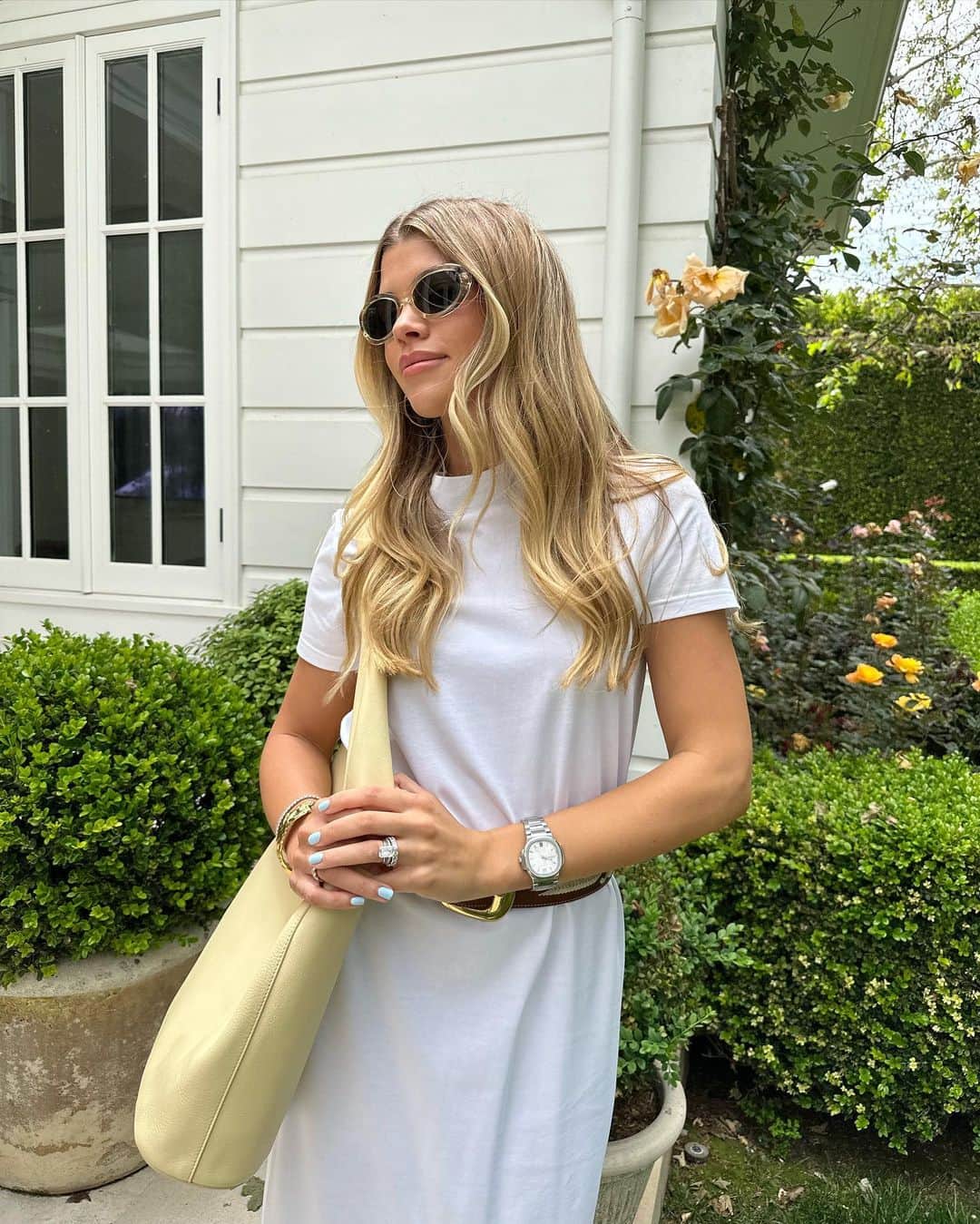 ソフィア・リッチーのインスタグラム：「Outfit says summer, June says gloom ☁️」