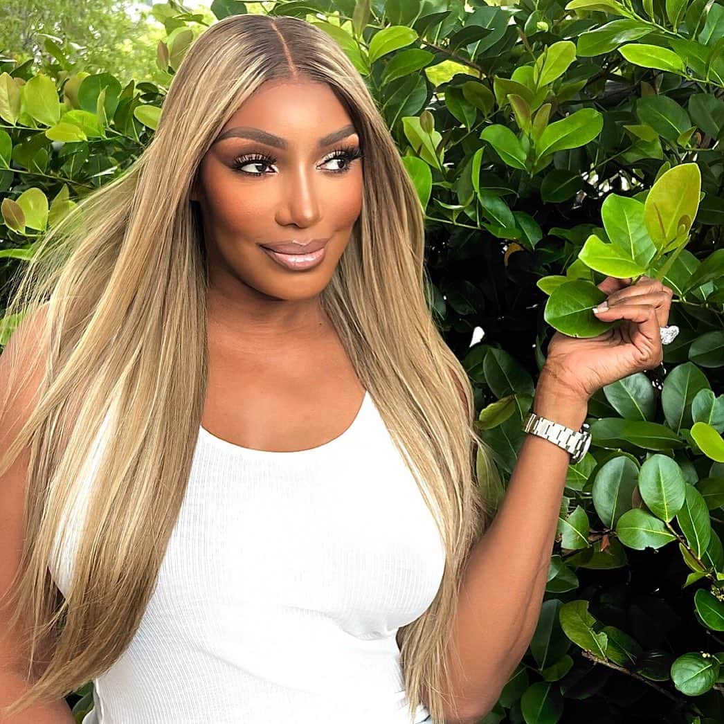 ネネ・リークスのインスタグラム：「Just stopping thru 💋」