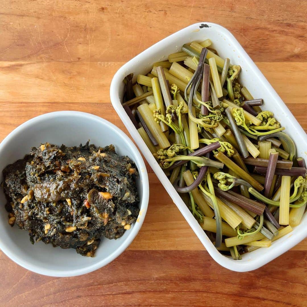 ヤミーさんのインスタグラム写真 - (ヤミーInstagram)「麺つゆ漬けにしておいたふきとわらびとカリカリ豚バラのパスタ。  味付けは麺つゆ漬けに塩少々くらい。豚の脂の甘みうまみが加わってすごくおいしかった😋  作り置きおかずって作って満足しちゃって、だいたい食べ切れないので苦手。(飽きちゃうし) あると便利なのはもちろん分かってるから、私は ・１品として完成させない ・下味まで にすることが多い。  ふきとわらびもそうで、とりあえず茹でて食べやすく切って、とりあえず日持ちするようにめんつゆに漬けに。 そのまま食べてもおかずになるけど、あまり手を加えてないから別の料理にしやすい。  *  例えばナスなら、ひと口大にザクザク切って軽く塩とオリーブオイルまぶしてレンチン。 ちょこっと日持ちする“自家製半加工品”にしておいて、料理する時に和風にするかカレーにするかパスタにするかとかを考える流れ。  下ごしらえ済みだから、料理の出来上がりが早いのもいい！ いつもの料理を〈下ごしらえ〉と〈調理〉に分割して、半分ずつ料理しているようなもので楽だし😊  材料使い切れない一人暮らしの人とか、帰宅してすぐに料理しなくちゃという人に「自家製半加工品」おすすめです。  ちなみに、パスタに使った豚バラ肉は何かの料理で使った残りを、ついでに短冊に切って冷凍しておいたもの。 “このついで切り”もおすすめ。  #自家製半加工品 #作り置きが苦手な人の作り置き#作り置き苦手なので下ごしらえだけ #半分調理」6月2日 8時10分 - ym_3stepcooking