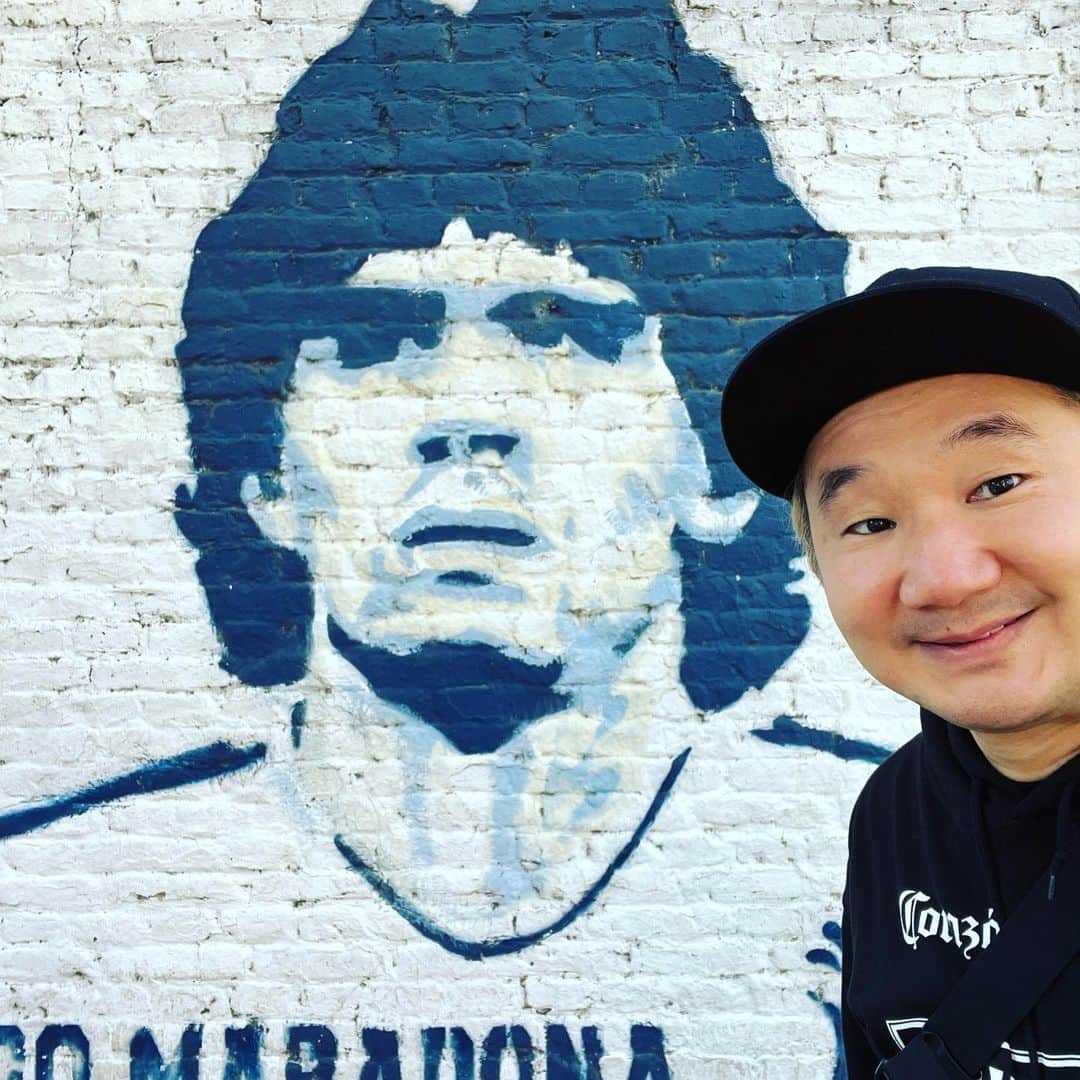植田朝日のインスタグラム：「🇦🇷🇦🇷🇦🇷  ディエゴ マラドーナが最後に監督をしたチーム ヒムナシア ラプラタのカンチャのグラフィティとパチリ📸  #FooTravelleR #朝日旅 #サッカー旅 #argentina #argentina🇦🇷 #maradona #diegomaradona #gimnasialaplata #gimnasialaplata⚪🔵」