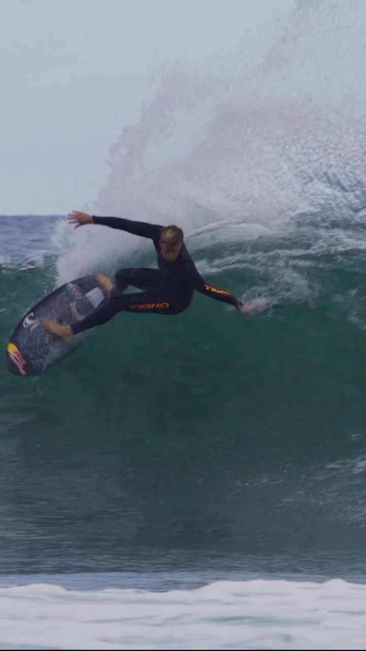 コロヘ・アンディーノのインスタグラム：「Home has got what I need 🎶 🥰😍❤️🏠!!!!!!!!!   🎥 @jacobvanderwork   🏄🏼 5’9 sub-driver blacksheep technology」
