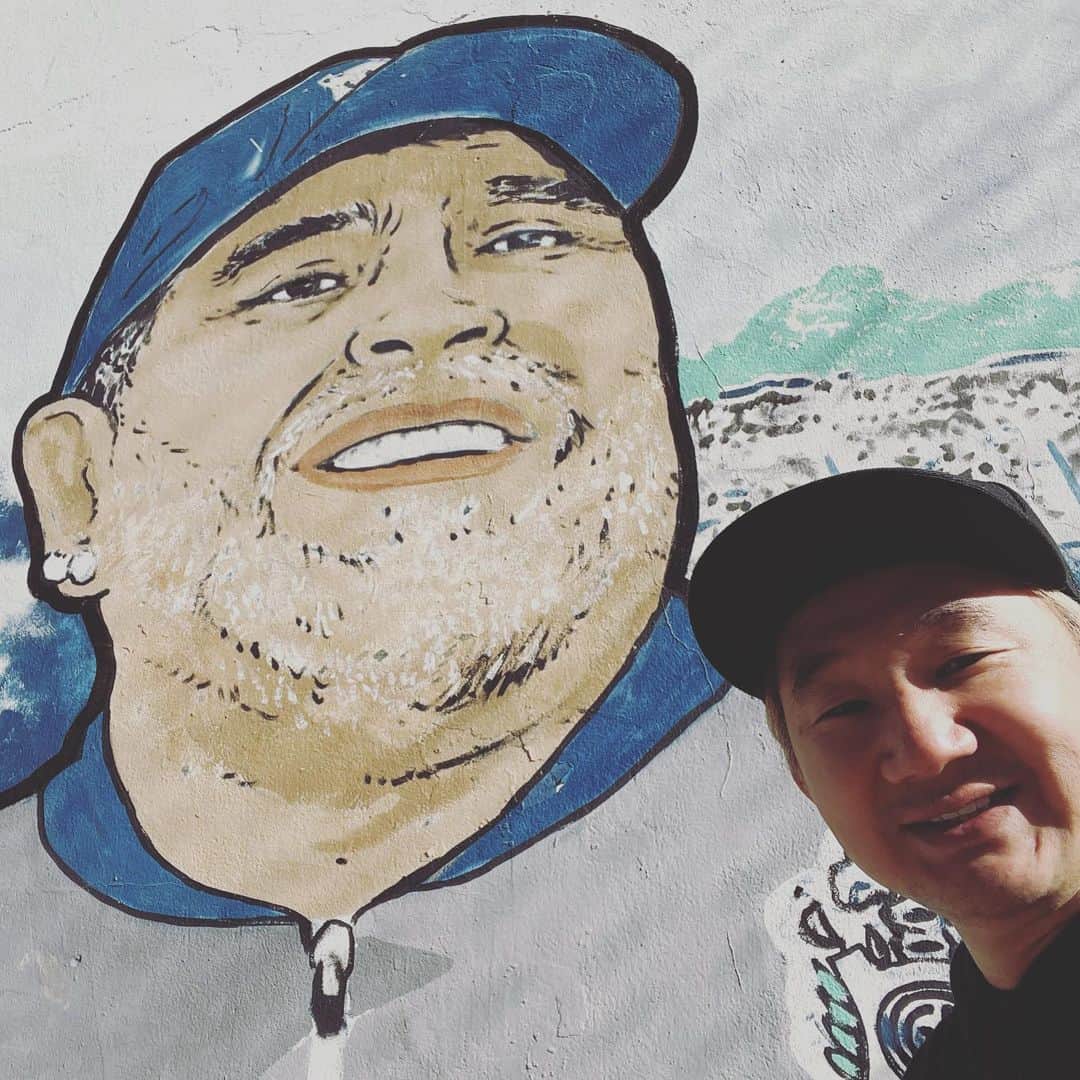 植田朝日のインスタグラム：「🇦🇷🇦🇷🇦🇷  ヒムナシア ラプラタのゴール裏には監督時代のマラドーナのグラフィティもあったせ！📸  聖地巡礼だな！😇  #FooTravelleR #朝日旅 #サッカー旅 #argentina #argentina🇦🇷 #maradona #diegomaradona #gimnasialaplata #gimnasialaplata⚪🔵」