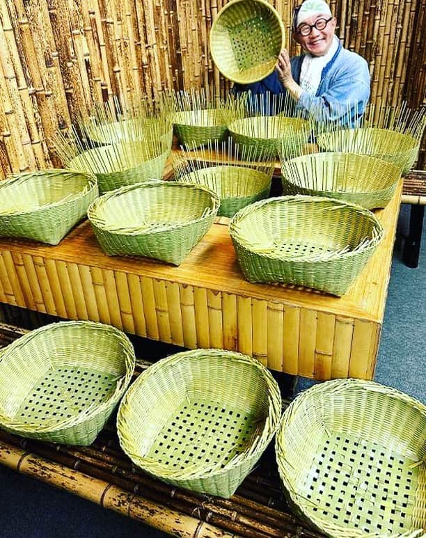 竹虎さんのインスタグラム写真 - (竹虎Instagram)「東京の皆様！土用干しに活躍する土佐伝統の技で編み上げる孟宗竹を使った国産竹ざると、手にした瞬間に息をのむ本物の美しさに圧倒される「これぞ日本の籠」真竹茶椀籠について竹虎四代目が語ります。本日6月2日（金） J-WAVE（81.3MHz） 『ALL GOOD FRIDAY』の中コーナー「CHOYA NATURAL BEAUTY」（15時10分～25分）。お時間あればお聴きください！ . #竹虎 #虎斑竹専門店竹虎 #山岸竹材店 #竹虎四代目 #TAKETORA #竹製品 #竹細工 #竹工芸 #竹 #キッチン雑貨 #暮らし #basket #japan #茶碗籠 #bamboo #bamboocraft #interior #籠 #かご #椀籠 #網代編み #日々の暮らし #青竹 #竹のある暮らし #J-WAVE #ALLGOODFRIDAY #CHOYANATURALBEAUTY #国産竹ざる #土用干し #梅干しざる」6月2日 7時53分 - taketora1894