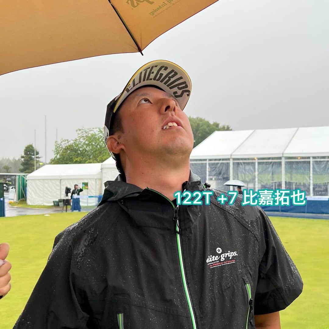  JGTO 男子プロゴルフツアーさんのインスタグラム写真 - ( JGTO 男子プロゴルフツアーInstagram)「雨です☔️現在結構な雨です😰 でも予定通り6:10よりスタートしています🏌️‍♂️ 雨の影響で昨日までとはコースコンディションが変わる2日目、上位にくるのはどの選手か？ 現在インターネット放送配信中💻テレビ放送は13:00よりNHK BS-1にて💁🏻  #bmw日本ゴルフツアー選手権森ビルカップ #2日目 #徳元中 #坂本雄介 #岡村了 #勝亦悠斗 #比嘉拓也 #今日のテーマ #雨やだ」6月2日 7時55分 - japangolftour