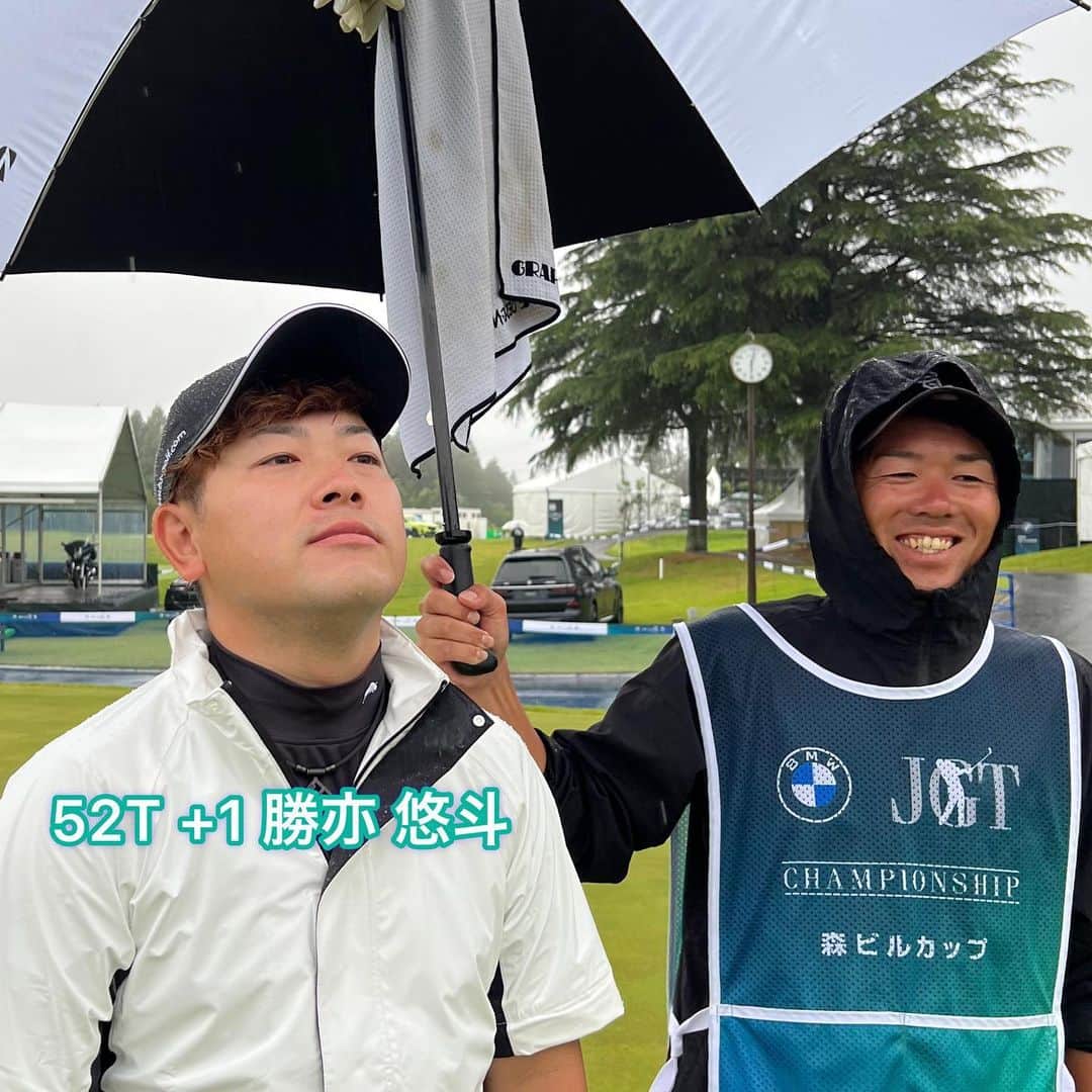 JGTO 男子プロゴルフツアーさんのインスタグラム写真 - ( JGTO 男子プロゴルフツアーInstagram)「雨です☔️現在結構な雨です😰 でも予定通り6:10よりスタートしています🏌️‍♂️ 雨の影響で昨日までとはコースコンディションが変わる2日目、上位にくるのはどの選手か？ 現在インターネット放送配信中💻テレビ放送は13:00よりNHK BS-1にて💁🏻  #bmw日本ゴルフツアー選手権森ビルカップ #2日目 #徳元中 #坂本雄介 #岡村了 #勝亦悠斗 #比嘉拓也 #今日のテーマ #雨やだ」6月2日 7時55分 - japangolftour
