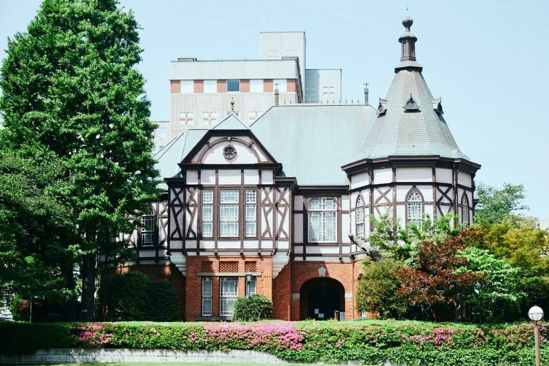 Meiji Gakuin/明治学院大学/明学のインスタグラム：「6月に入りましたね🌱  白金キャンパス、正門からの風景です。  雨の日が増えてきますが、 キャンパスの緑が一番きれいな季節です😉  今週もお疲れ様でした❣️  #明治学院大学 #白金キャンパス #白金 #春学期 #春学期もがんばろう #緑 #明学 #明治学院 #明学人 #勉強 #大学 #授業 #明学生 #メイガク #明学ライフ #大学生活 #キャンパスライフ #mgu #meijigakuinuniversity #meijigakuin #meigaku #photography #photographer」