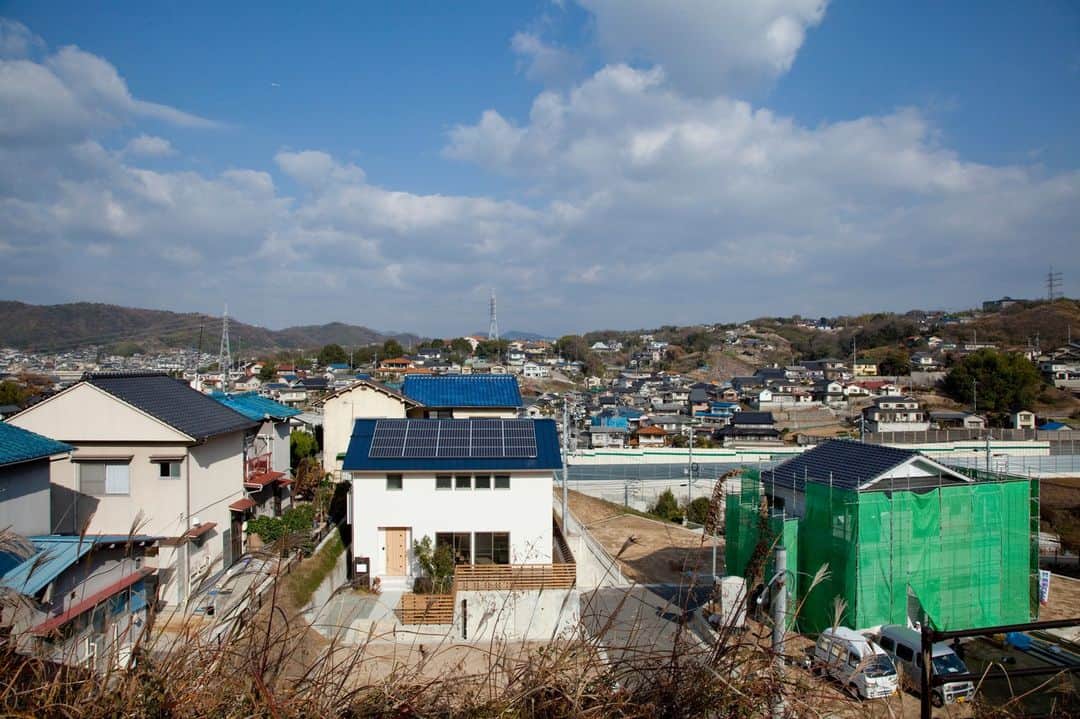 株式会社 加度商さんのインスタグラム写真 - (株式会社 加度商Instagram)「セルロースファイバーと外貼り断熱を組み合わせた「W断熱」の家。太陽光発電システムを搭載し、光熱費を徹底的に削減していきます。 また、耐震等級3の構造躯体に制震ダンパーを組み合わせた「W耐震」で地震大国である日本でもより安心して暮らすことが出来ます。 さらに、構造躯体20年に加え住宅設備の保証10年の長期保証を組み合わせた「W保証」。  3つのWが今後の家づくりには必須だと思います。  ■■■駅家モデルハウスOPENイベント■■■ 外に閉じて内に開く「中庭テラスのある家」  https://www.kadosho.com/co_event/3e0c48db498cd93b8b91d7802062c3d2.html  ◇◇◇◇◇  🌟オシャレなインテリア商品を集めました @kadosho2__  インテリアについての投稿をメインとしていますので こちらもフォロー&いいねよろしくお願いします☺️  ◇◇◇◇◇  #加度商#塗り壁#外観デザイン#注文住宅#新築#かっこいい家#外観 #長期優良住宅#内観デザイン#設計事務所#施工実例#内観  #地震に強い家 #G2グレードの家#人生100年時代を見据えた家#W断熱#太陽光発電システム #W耐震 #開放的なリビング#W保証  #尾道新築#福山新築#三原新築 #尾道工務店#福山工務店#三原工務店 #尾道注文住宅#福山注文住宅#三原注文住宅 #ハウスメーカー選び」6月2日 8時01分 - kadosho1