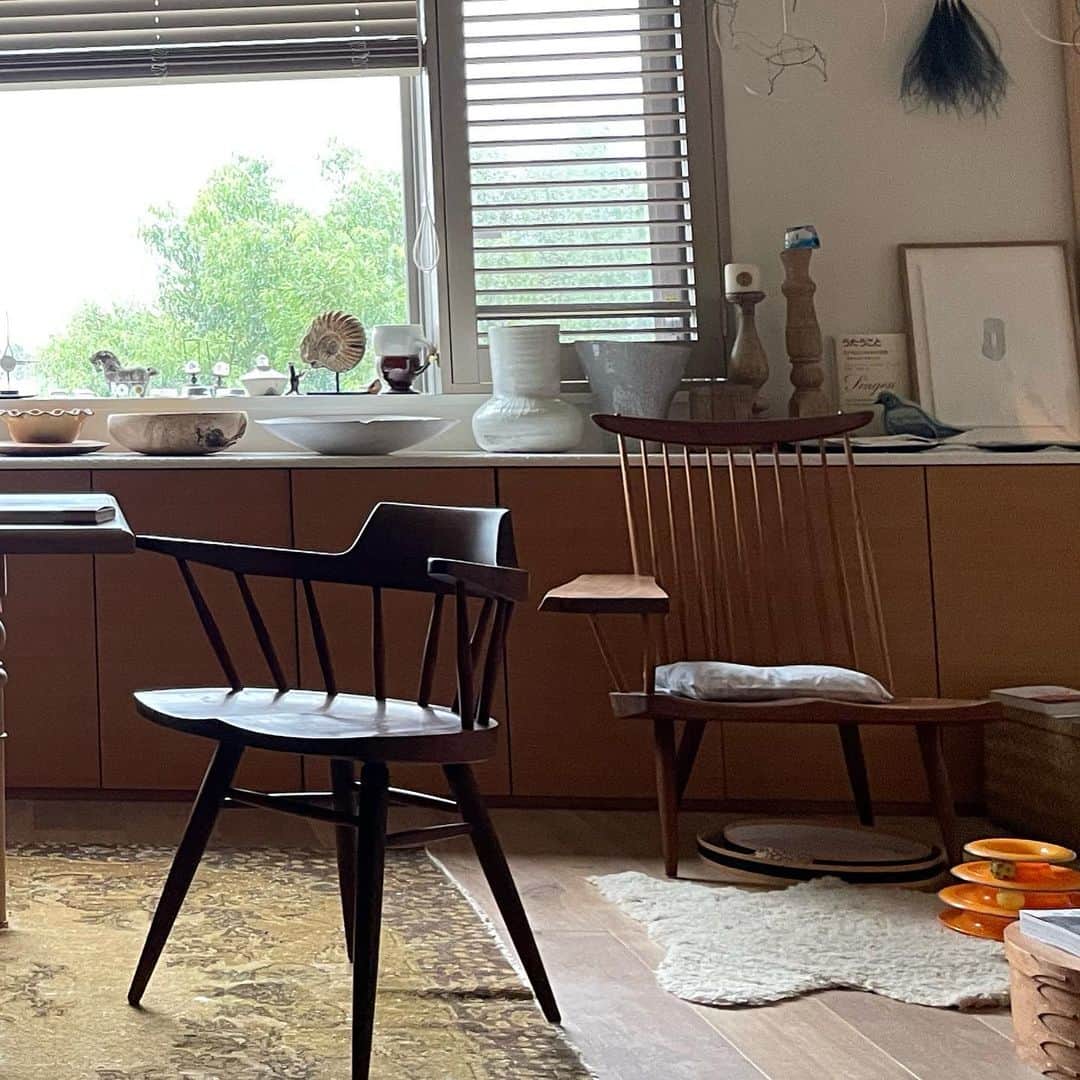 石田ゆり子さんのインスタグラム写真 - (石田ゆり子Instagram)「雨の日の朝の 暗がりのなかのような ほのかな明るい光が なんだか好きです。 ジョージ・ナカシマの椅子がとても好きで、少しずつ揃えています。 本当に座り心地の良い 素晴らしい椅子です。 私の暮らしにはずーっと ジョージナカシマの椅子があります。」6月2日 8時01分 - yuriyuri1003