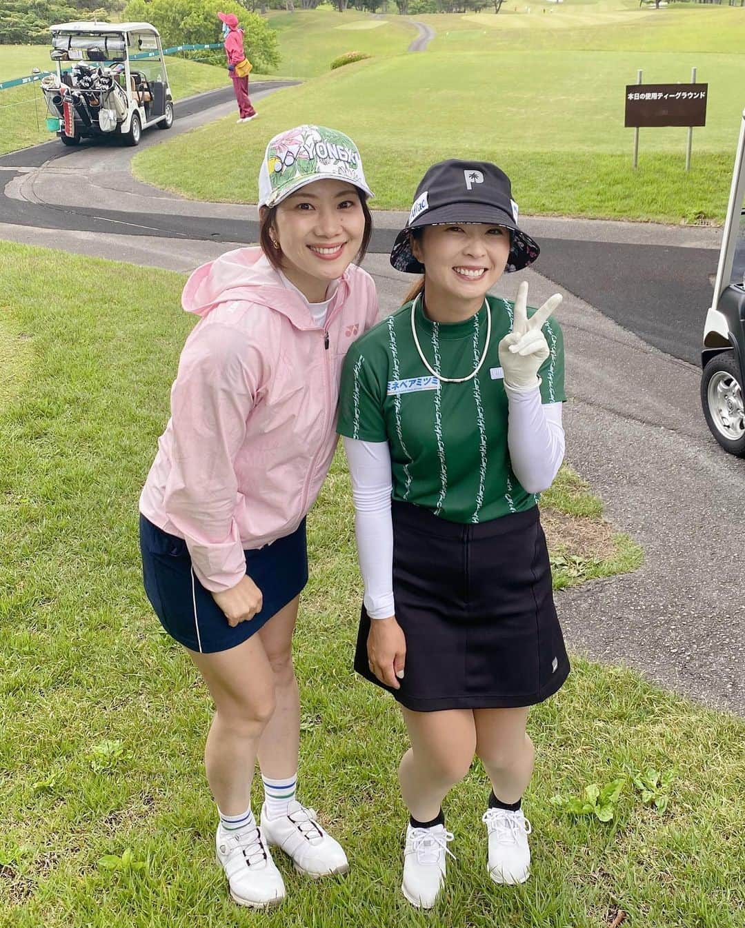 潮田玲子さんのインスタグラム写真 - (潮田玲子Instagram)「美しい富士山の麓、朝霧ジャンボリーゴルフクラブにて リシャール・ミル ヨネックスレディスゴルフプロアマ大会に参加させて頂きました⛳️🥰 同じ組だった菊池絵理香プロと😍✌️ 間近でプロのプレーが見れて終始感激でありました😂👏  他にも豪華なゲストの方々にお会いできて懇親会から緊張しっぱなしでした🤭 高島礼子さん、金石昭人さん、 布施辰徳さん。 懇親会では布施さんの玉置浩二さんのモノマネでmelodyまで聞けて最高でした😂👏👏👏 同じ組でもありました三波豊和さん、そしてなんと里見浩太朗さんにまでお会いできました😂☝️ とても貴重な時間となりました♪ 朝１発目のティーショット…当たってくれて良かったぁ😂✌️  本日は雨のため大会１日目は中止になってしまいましたね😢 選手の皆さん2日間頑張ってください⛳️💓🙏  #リシャールミルヨネックスレディス2023 #プロアマ大会 #菊池絵理香プロ  #高島礼子さん #金石昭人さん #布施辰徳さん #三波豊和さん #里見浩太朗さん」6月2日 8時14分 - reikoshiota_official