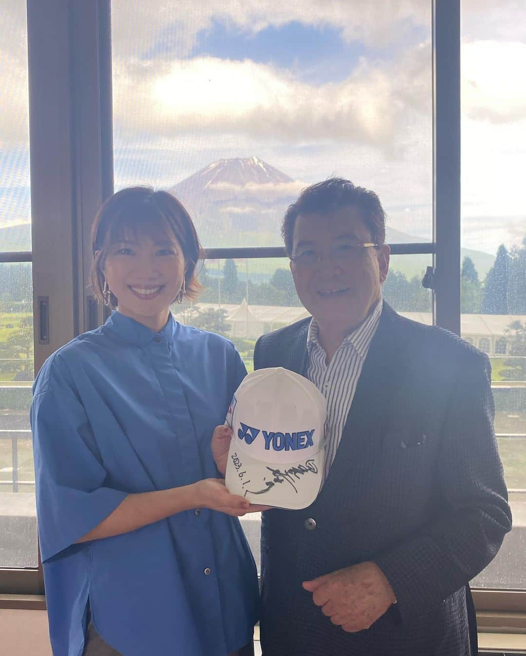 潮田玲子さんのインスタグラム写真 - (潮田玲子Instagram)「美しい富士山の麓、朝霧ジャンボリーゴルフクラブにて リシャール・ミル ヨネックスレディスゴルフプロアマ大会に参加させて頂きました⛳️🥰 同じ組だった菊池絵理香プロと😍✌️ 間近でプロのプレーが見れて終始感激でありました😂👏  他にも豪華なゲストの方々にお会いできて懇親会から緊張しっぱなしでした🤭 高島礼子さん、金石昭人さん、 布施辰徳さん。 懇親会では布施さんの玉置浩二さんのモノマネでmelodyまで聞けて最高でした😂👏👏👏 同じ組でもありました三波豊和さん、そしてなんと里見浩太朗さんにまでお会いできました😂☝️ とても貴重な時間となりました♪ 朝１発目のティーショット…当たってくれて良かったぁ😂✌️  本日は雨のため大会１日目は中止になってしまいましたね😢 選手の皆さん2日間頑張ってください⛳️💓🙏  #リシャールミルヨネックスレディス2023 #プロアマ大会 #菊池絵理香プロ  #高島礼子さん #金石昭人さん #布施辰徳さん #三波豊和さん #里見浩太朗さん」6月2日 8時14分 - reikoshiota_official