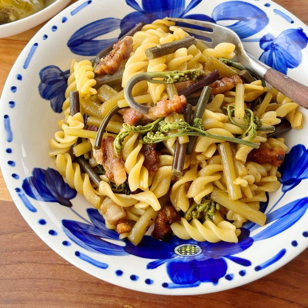のインスタグラム：「麺つゆ漬けにしておいたふきとわらびとカリカリ豚バラのパスタ。  味付けは麺つゆ漬けに塩少々くらい。豚の脂の甘みうまみが加わってすごくおいしかった😋  作り置きおかずって作って満足しちゃって、だいたい食べ切れないので苦手。(飽きちゃうし) あると便利なのはもちろん分かってるから、私は ・１品として完成させない ・下味まで にすることが多い。  ふきとわらびもそうで、とりあえず茹でて食べやすく切って、とりあえず日持ちするようにめんつゆに漬けに。 そのまま食べてもおかずになるけど、あまり手を加えてないから別の料理にしやすい。  *  例えばナスなら、ひと口大にザクザク切って軽く塩とオリーブオイルまぶしてレンチン。 ちょこっと日持ちする“自家製半加工品”にしておいて、料理する時に和風にするかカレーにするかパスタにするかとかを考える流れ。  下ごしらえ済みだから、料理の出来上がりが早いのもいい！ いつもの料理を〈下ごしらえ〉と〈調理〉に分割して、半分ずつ料理しているようなもので楽だし😊  材料使い切れない一人暮らしの人とか、帰宅してすぐに料理しなくちゃという人に「自家製半加工品」おすすめです。  ちなみに、パスタに使った豚バラ肉は何かの料理で使った残りを、ついでに短冊に切って冷凍しておいたもの。 “このついで切り”もおすすめ。  #自家製半加工品 #作り置きが苦手な人の作り置き#作り置き苦手なので下ごしらえだけ #半分調理」
