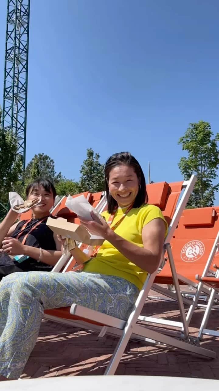 のインスタグラム：「Roland Garros2023 DAY5 今日のあれこれ。 大スクリーンを観ながらクイックランチ。 西岡くんの試合を観て、 世界No.1シフィオンテクにインタビュー 今日も色々ありました!  #伊達公子 #kimikodate  #テニス  #テニスプレイヤー #tennis  #tennisplayer #2023年6月1日  #day5 #rolandgarros #rolandgarros2023 #全仏オープンテニス #全仏オープンテニス2023 #paris #パリ #wowow #wowowテニス #wowowテニスアンバサダー」